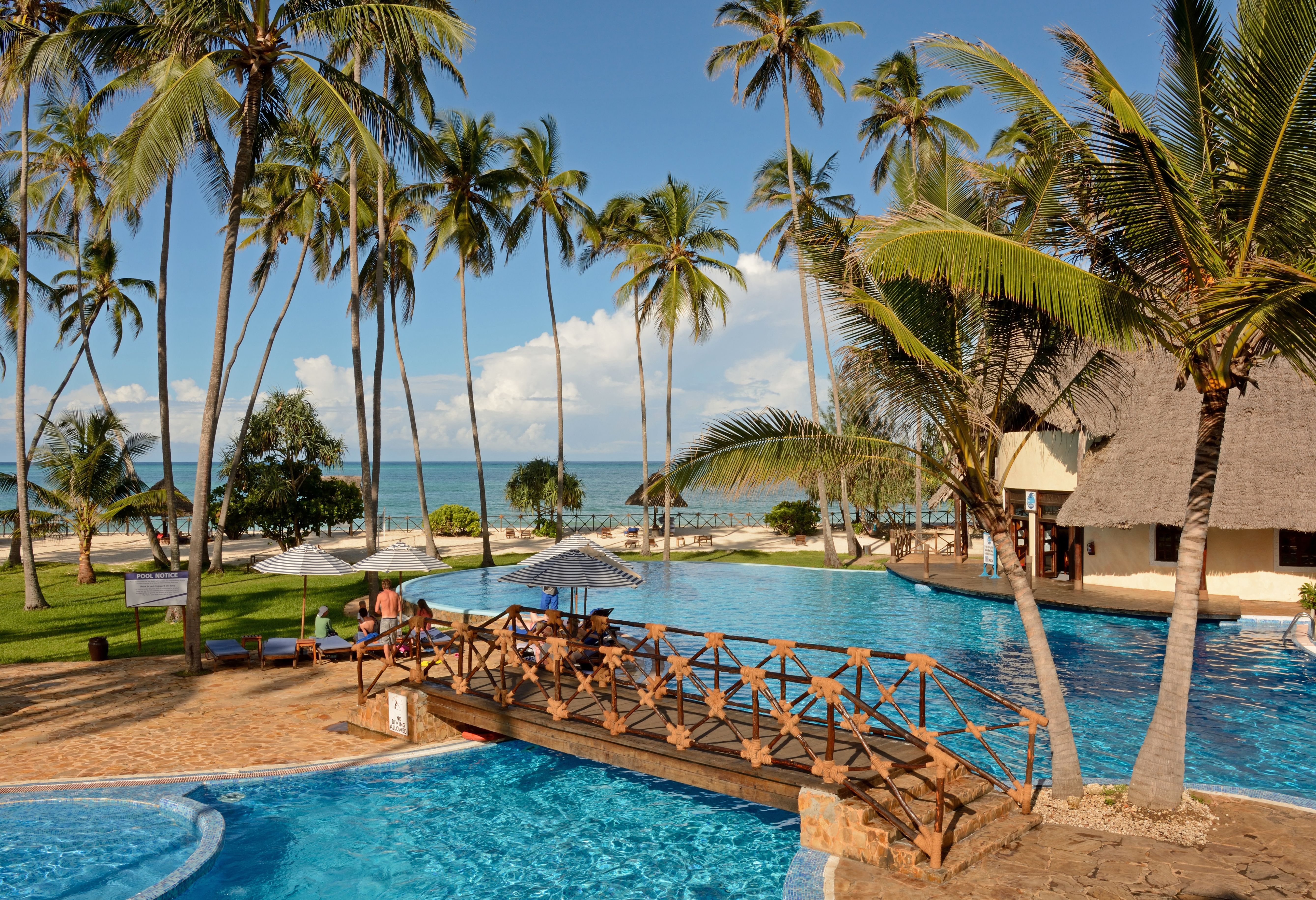 Zwembad en strand bij het Ocean Paradise Resort op Zanzibar
