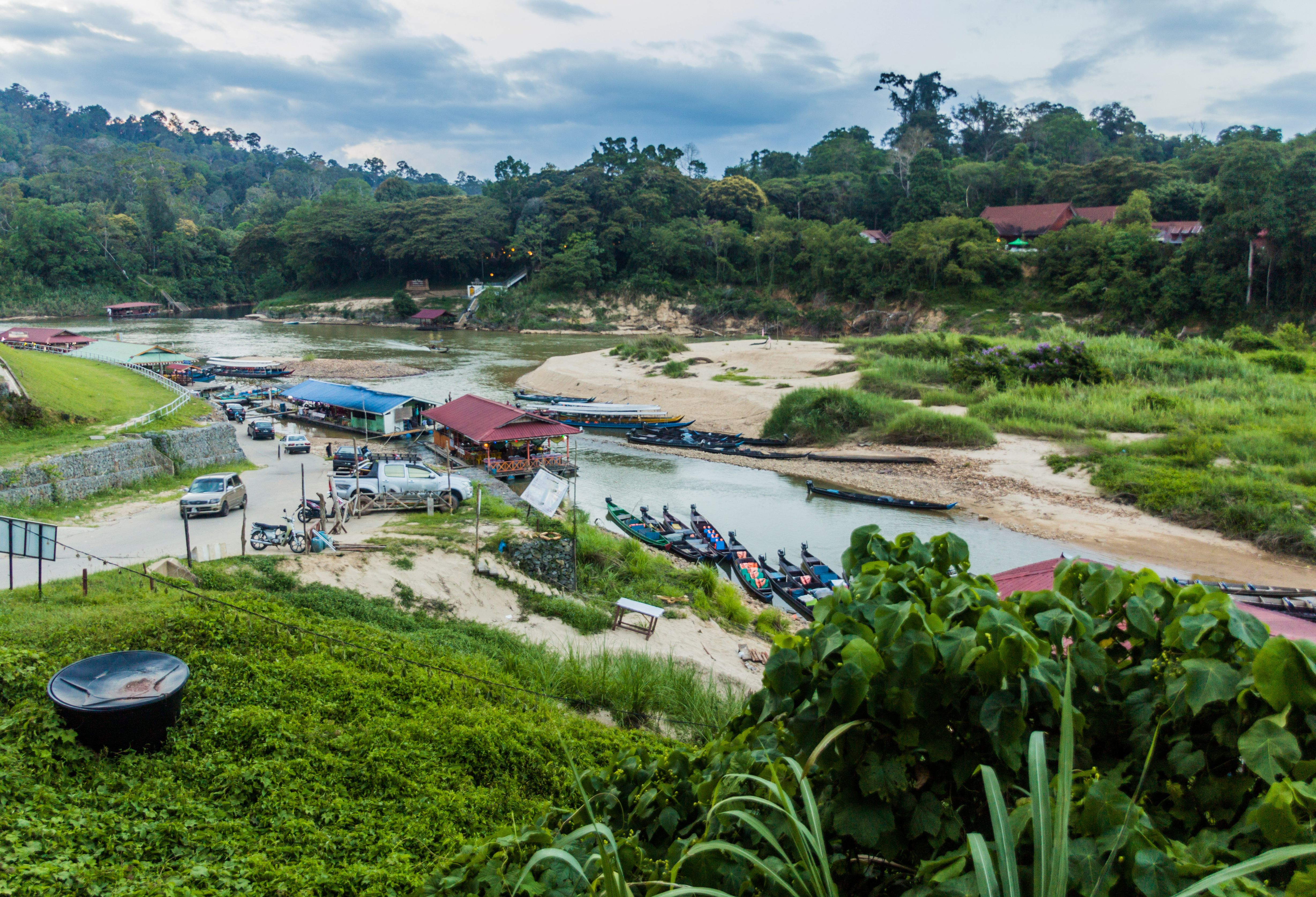 Dorpje Kuala Tahan tegenover Taman Negara