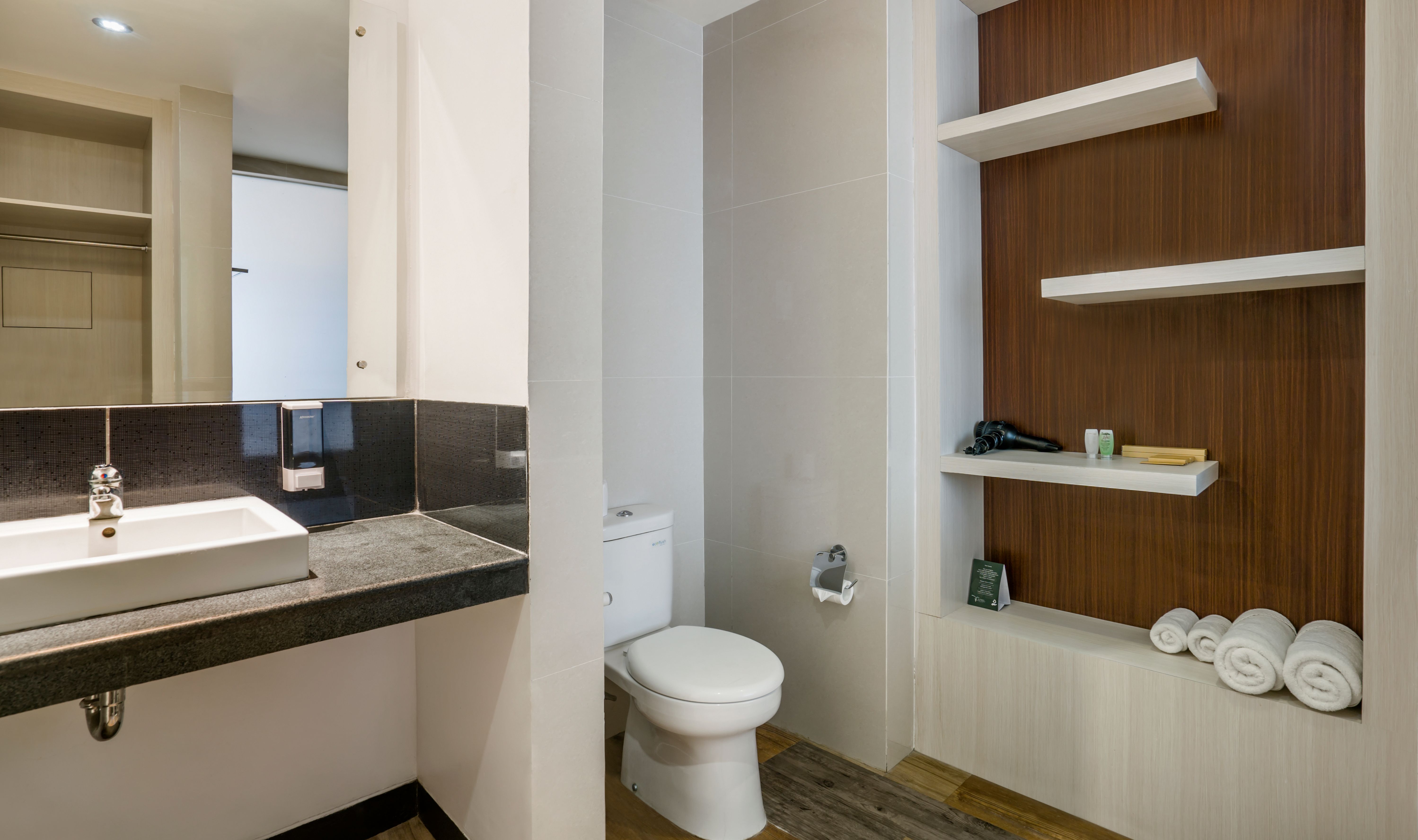 Badkamer van de Deluxe Poolview kamer in Tonys Villas in Seminyak op Bali