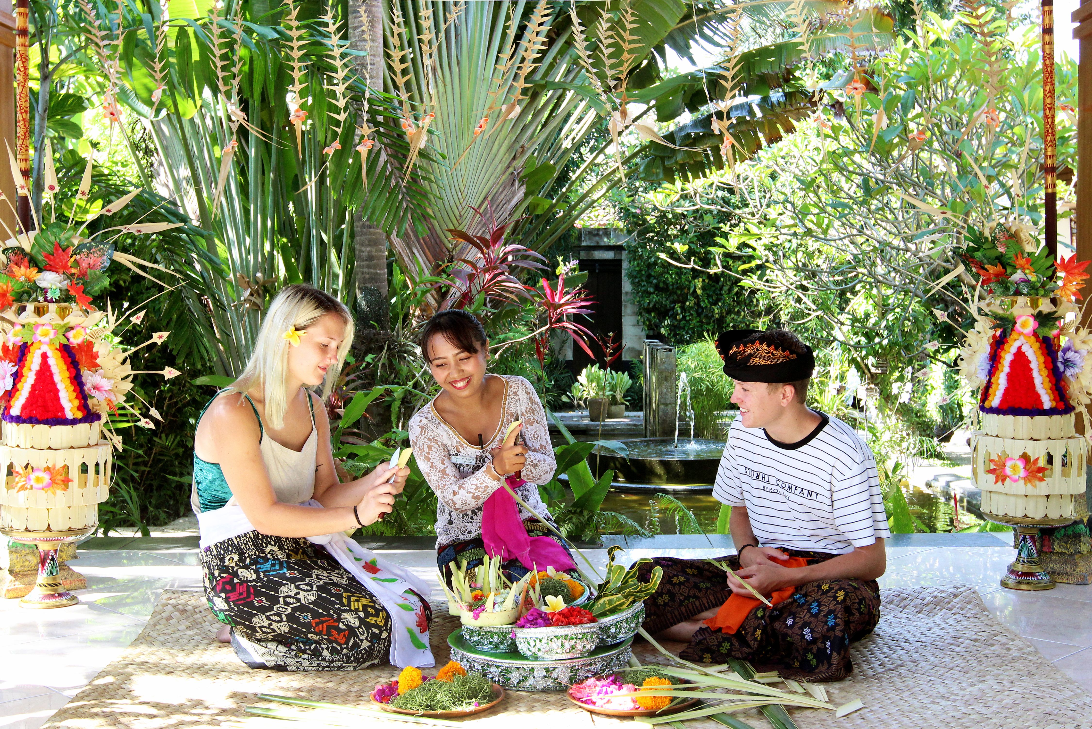 Balinese activiteit in Tonys Villas in Seminyak op Bali