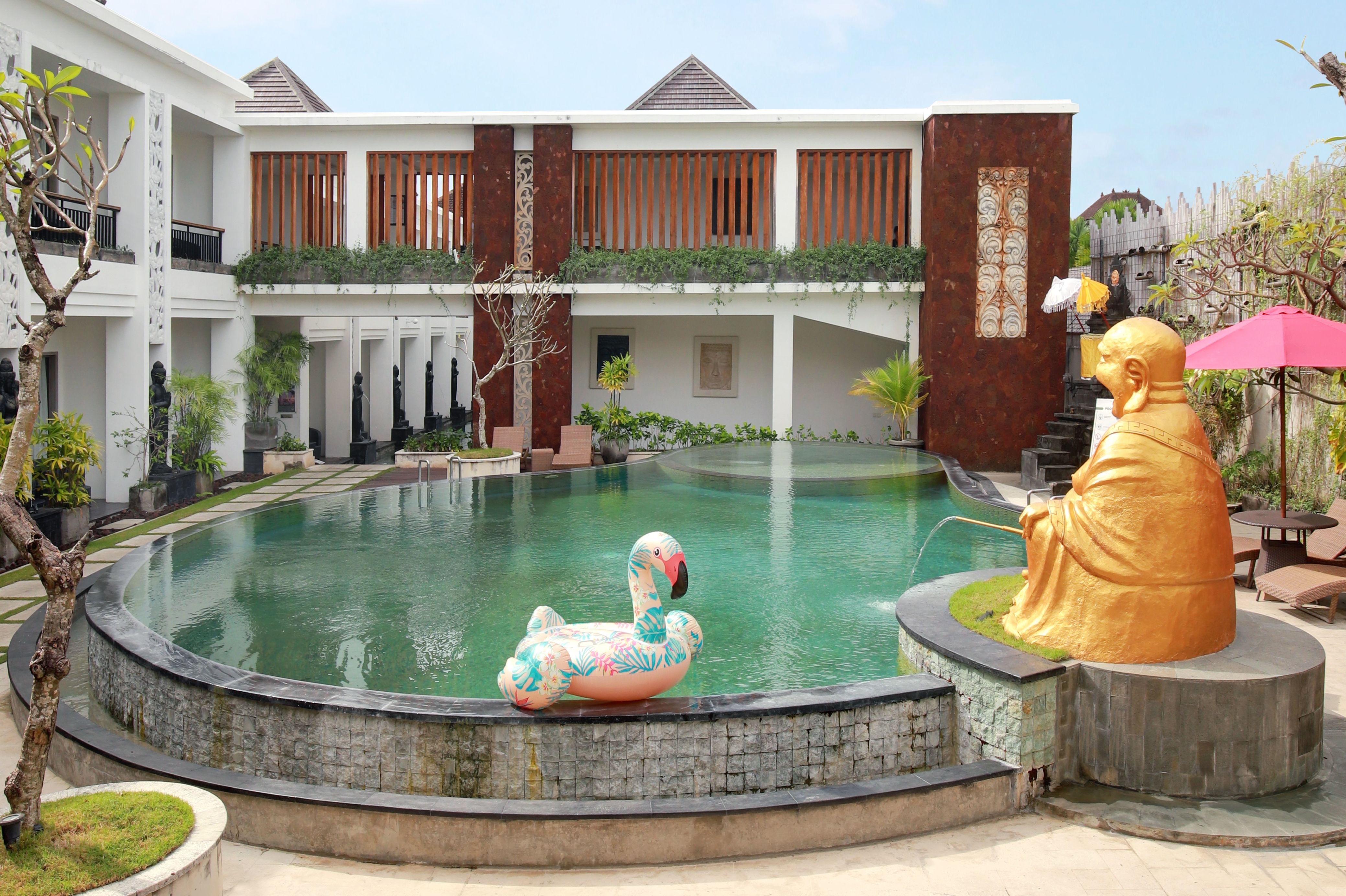 Zwembad bij Deluxe Poolview kamer in Tonys Villas in Seminyak op Bali