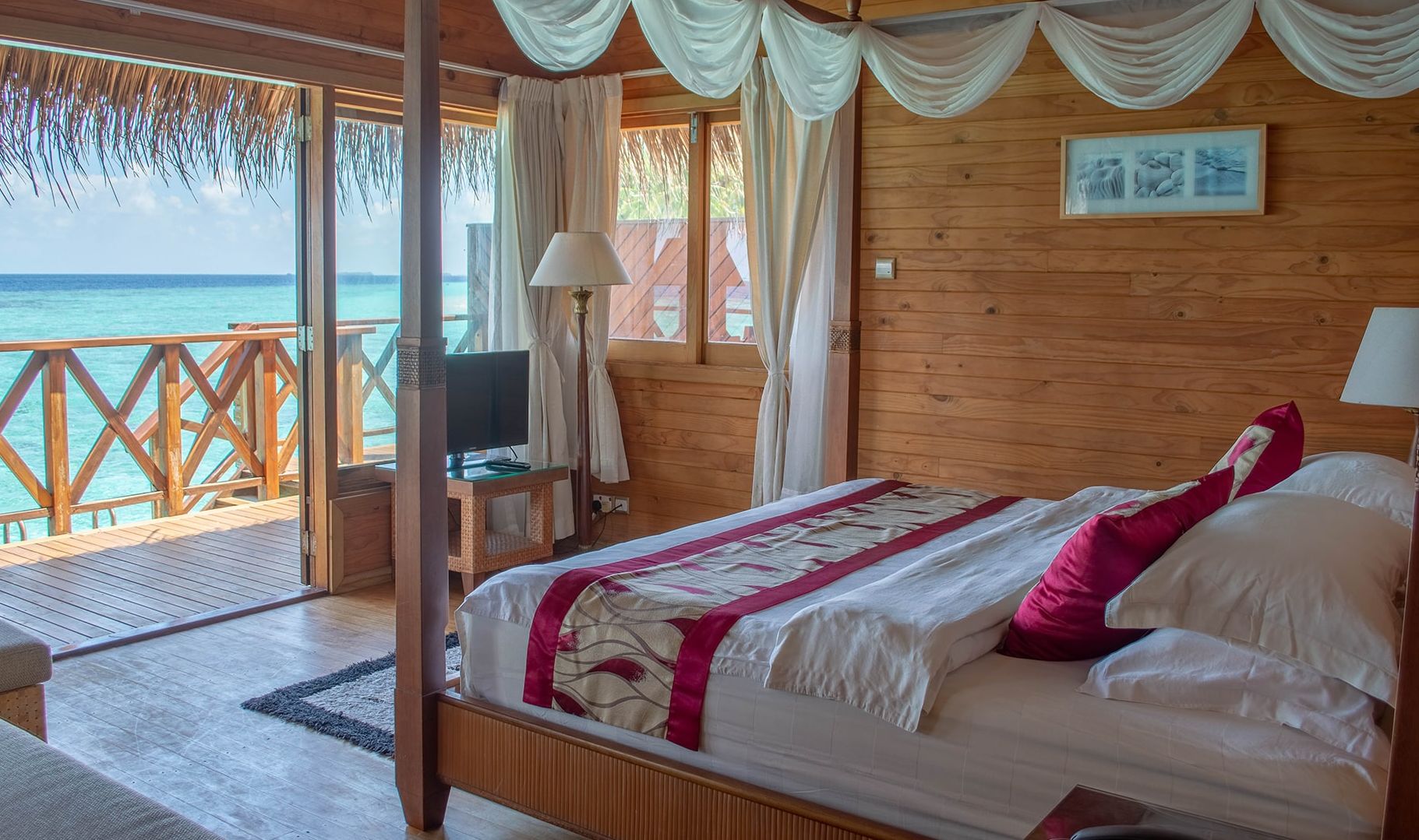 Malediven Fihalhohi Island Resort Water Villa