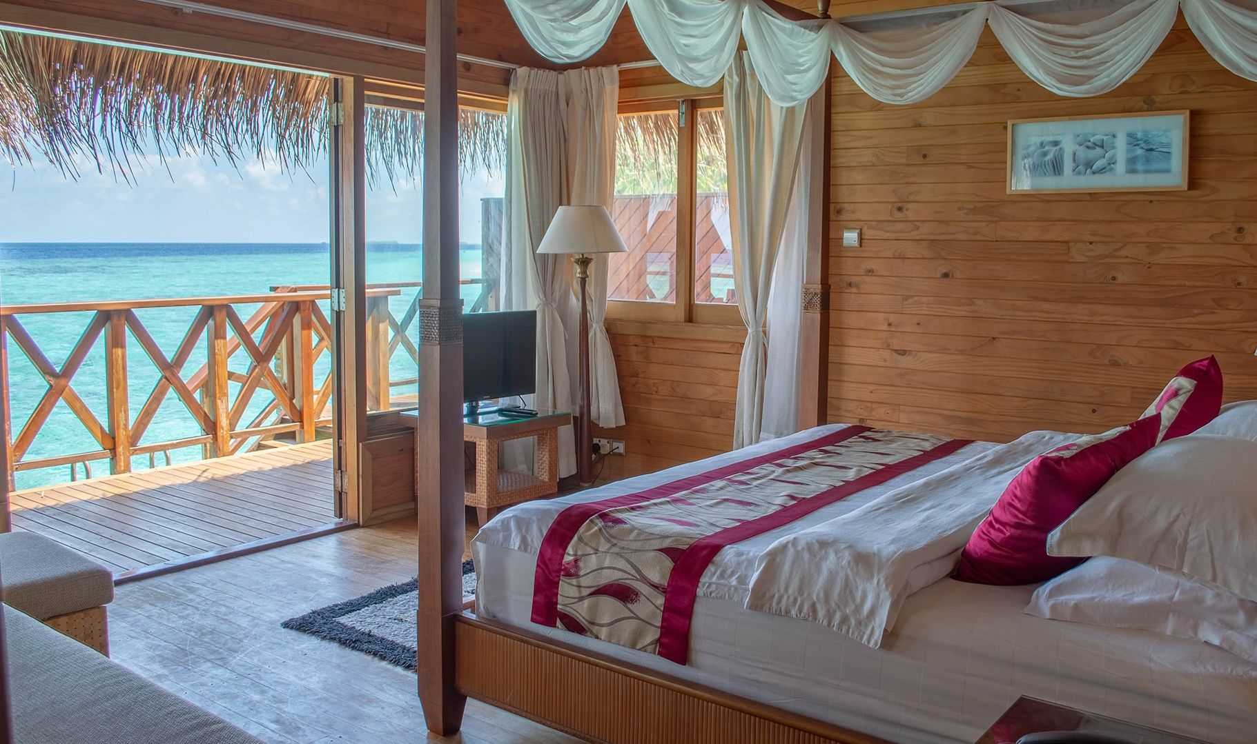 Malediven Fihalhohi Island Resort Water Villa