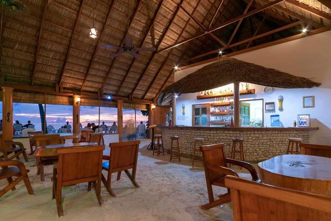 Malediven Fihalhohi Island Resort Bar