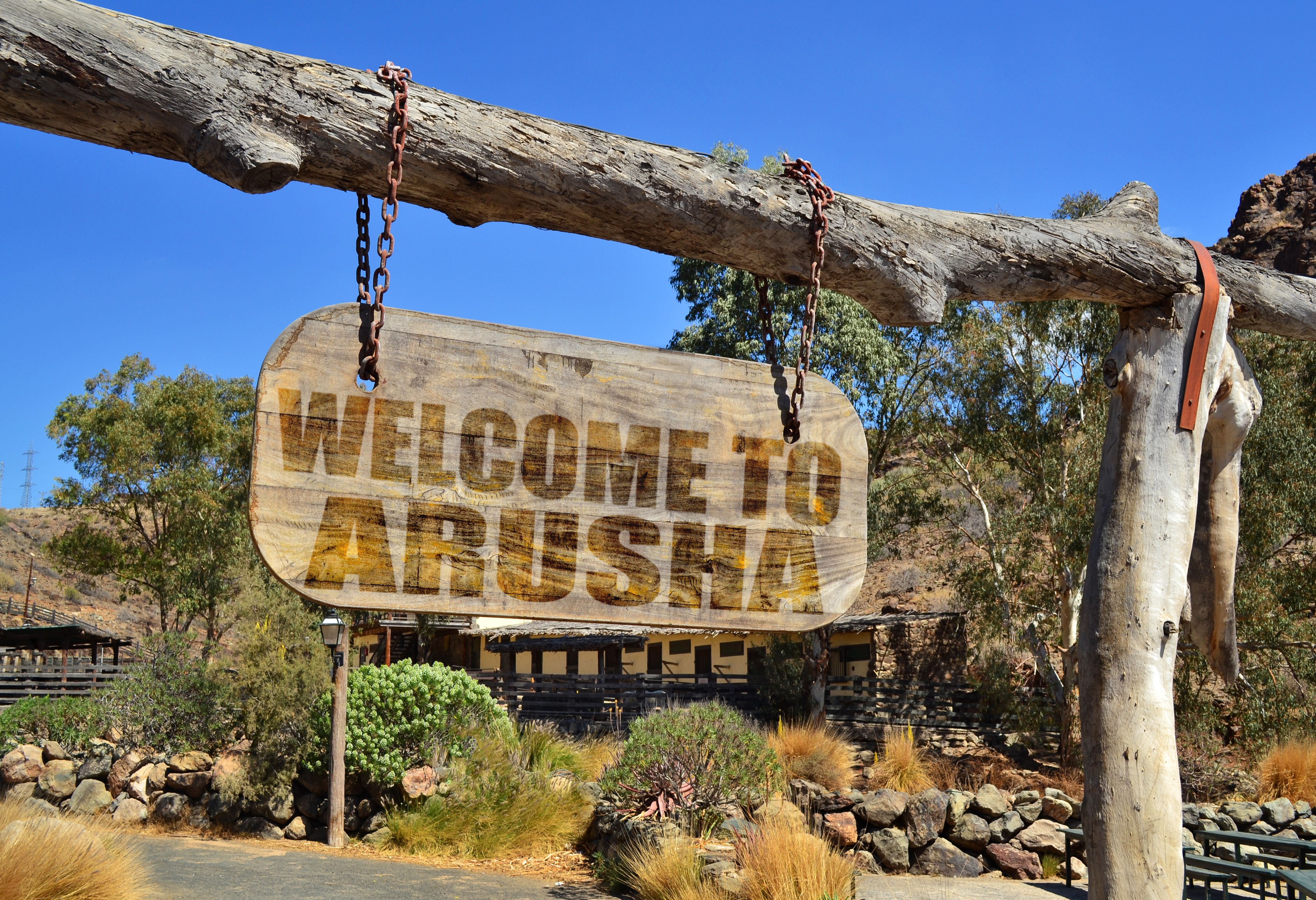 Houten welkomstbord Arusha in Tanzania