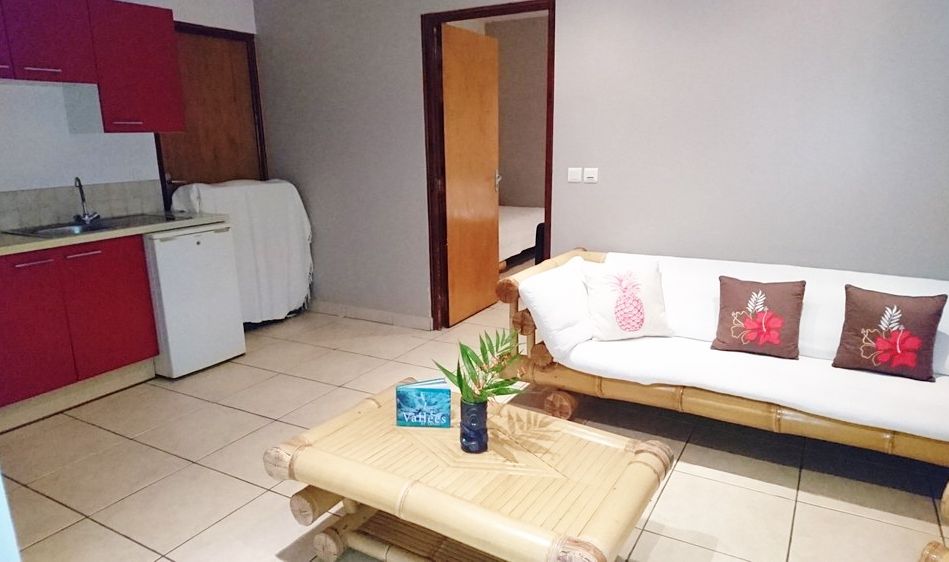 Family Suite woonkamer in het Fare Suisse in Papeete op Tahiti in Frans-Polynesie