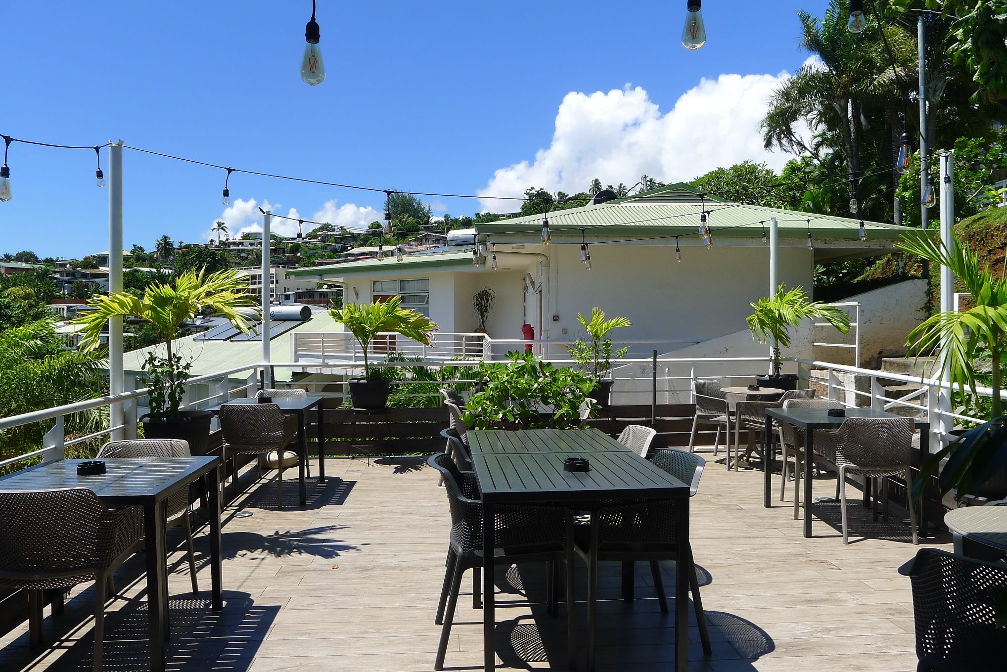 Terras van Fare Suisse in Papeete op Tahiti in Frans-Polynesie