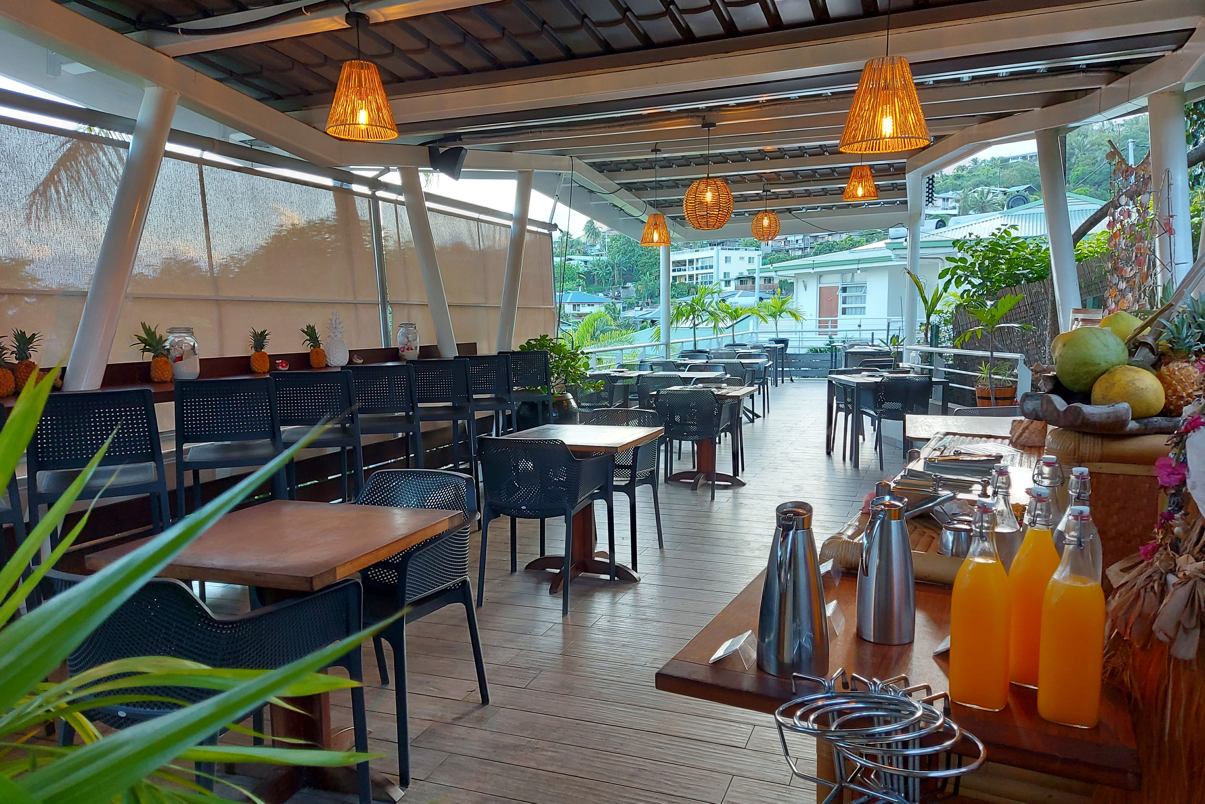 Ontbijten in pension Fare Suisse in Papeete op Tahiti in Frans-Polynesie