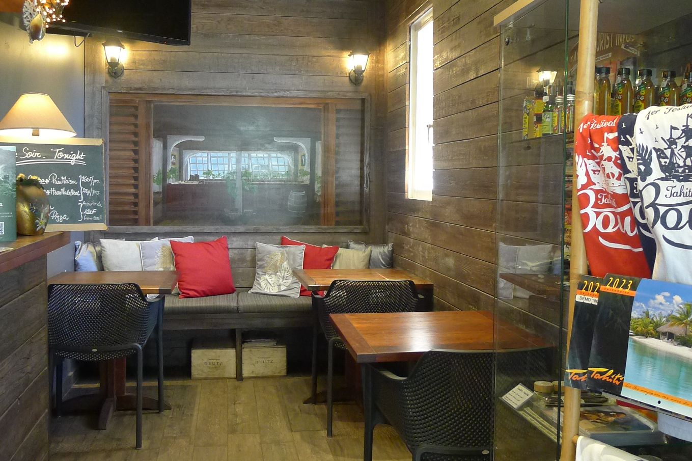 Restaurant bar in pension Fare Suisse in Papeete op Tahiti in Frans-Polynesie