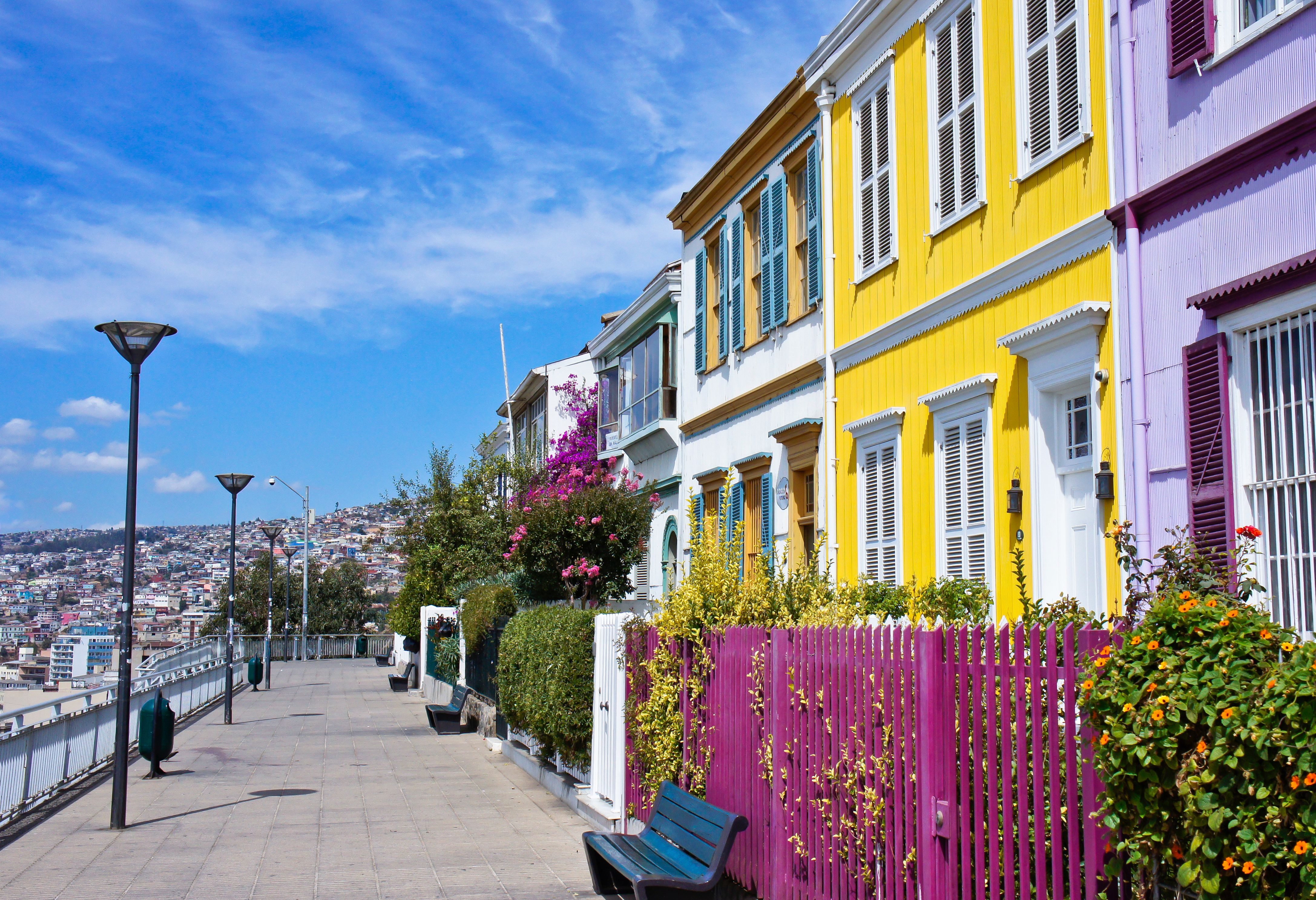 Fel gekleurde huisjes in Valparaiso Chili