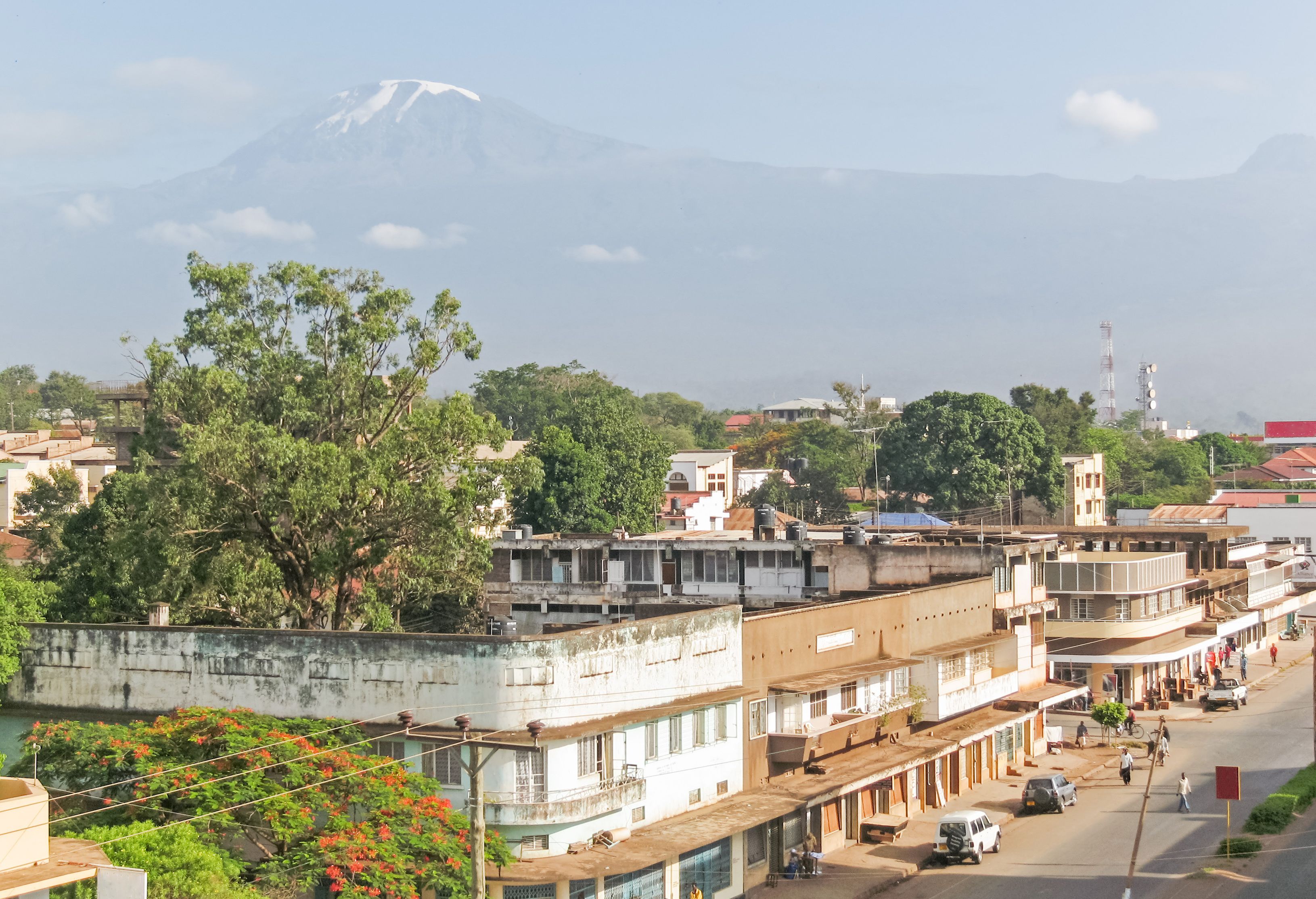 Moshi met Mount Kilimanjaro op de achtergrond in Tanzania