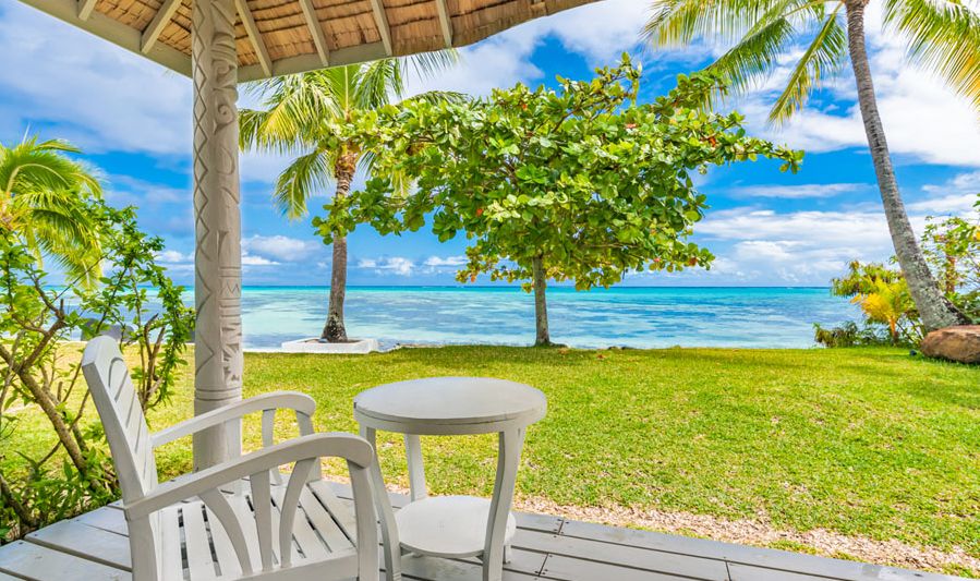Terras van de Beach Bungalow in Moorea Island Beach in Frans-Polynesie