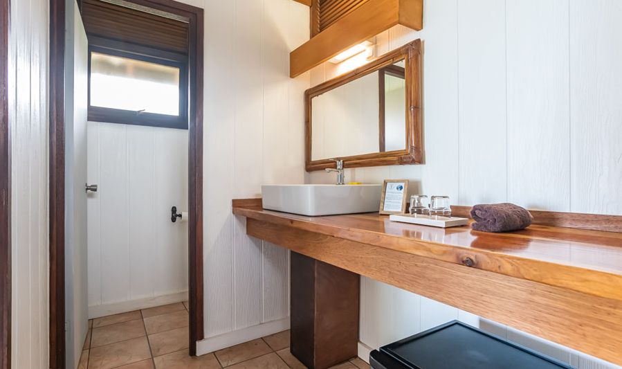 Badkamer van de Beach Bungalow in Moorea Island Beach in Frans-Polynesie