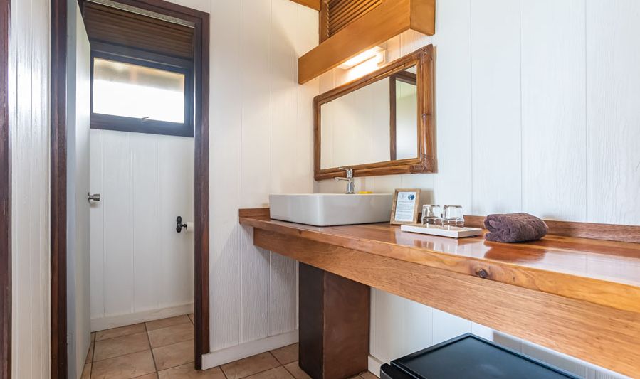 Badkamer van de Garden Bungalow in Moorea Island Beach in Frans-Polynesie