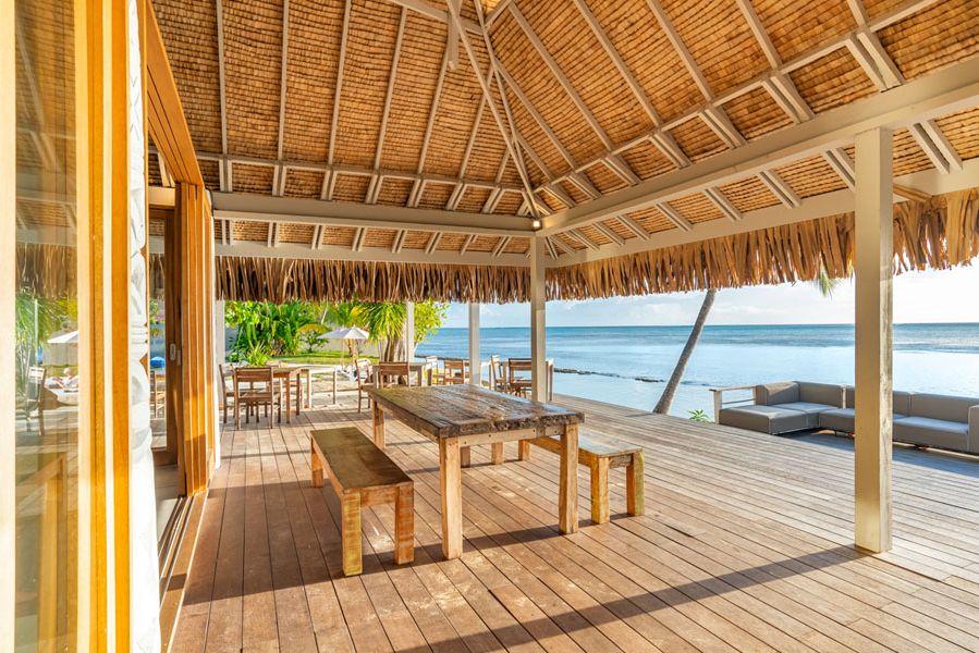Lounge terras van het Moorea Island Beach in Frans-Polynesie