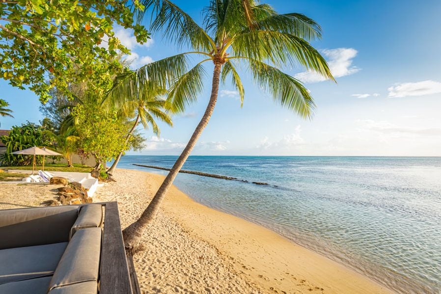 Uitzicht vanaf het lounge terras in het Moorea Island Beach in Frans-Polynesie
