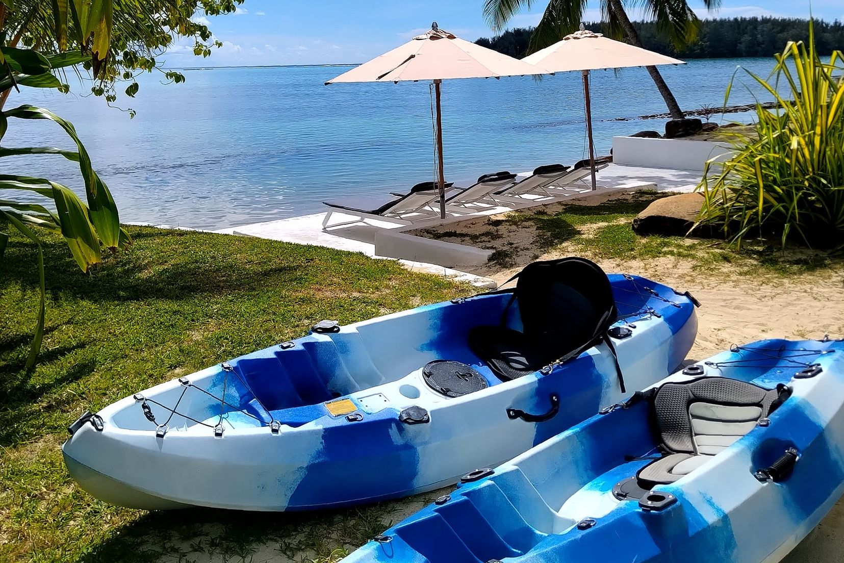 Kajakken van het Moorea Island Beach in Frans-Polynesie