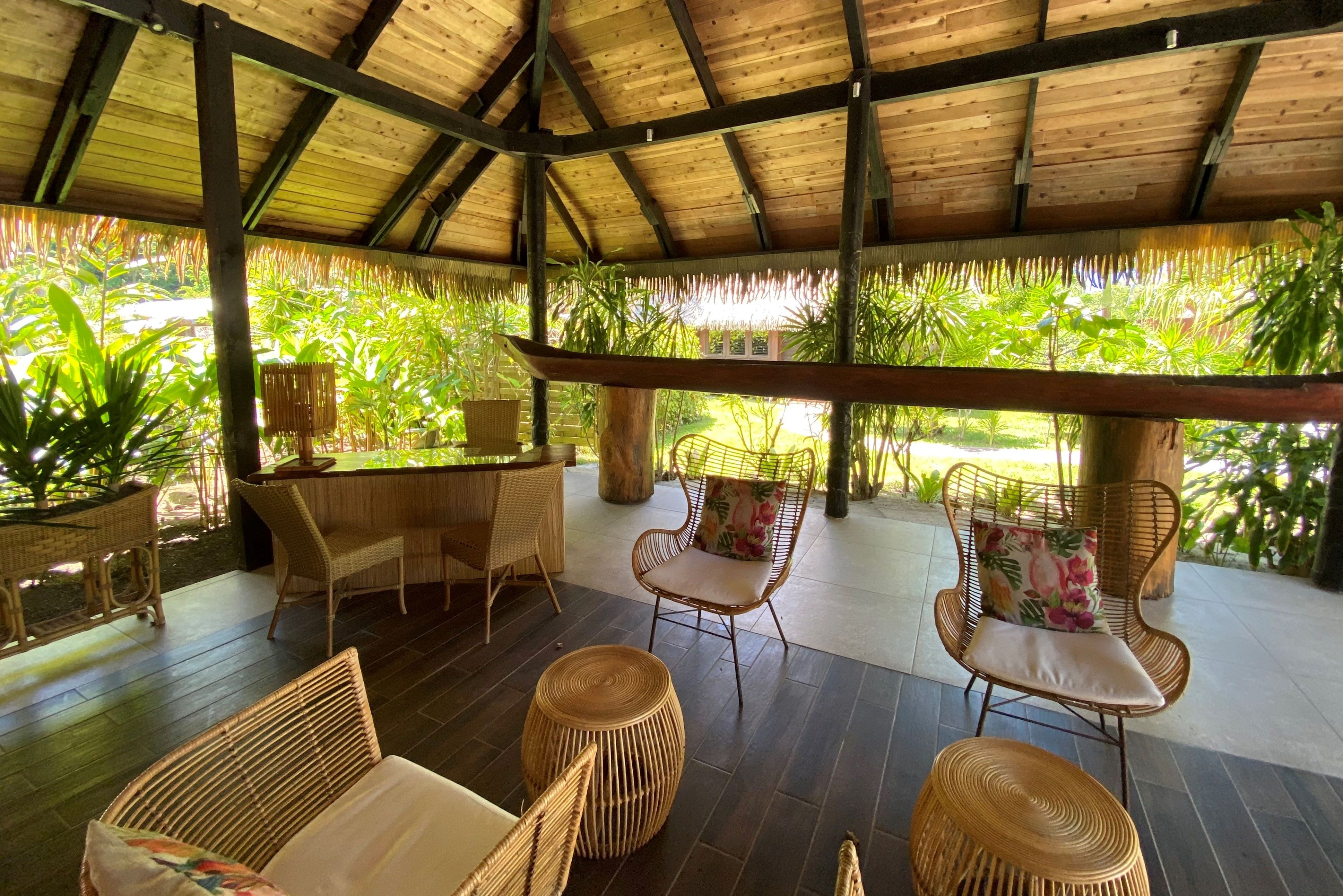 Lobby van Hotel Le Mahana op Huahine in Frans-Polynesie