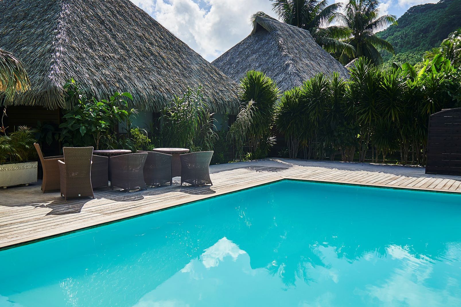 Zwembad Hotel Le Mahana op Huahine in Frans-Polynesie