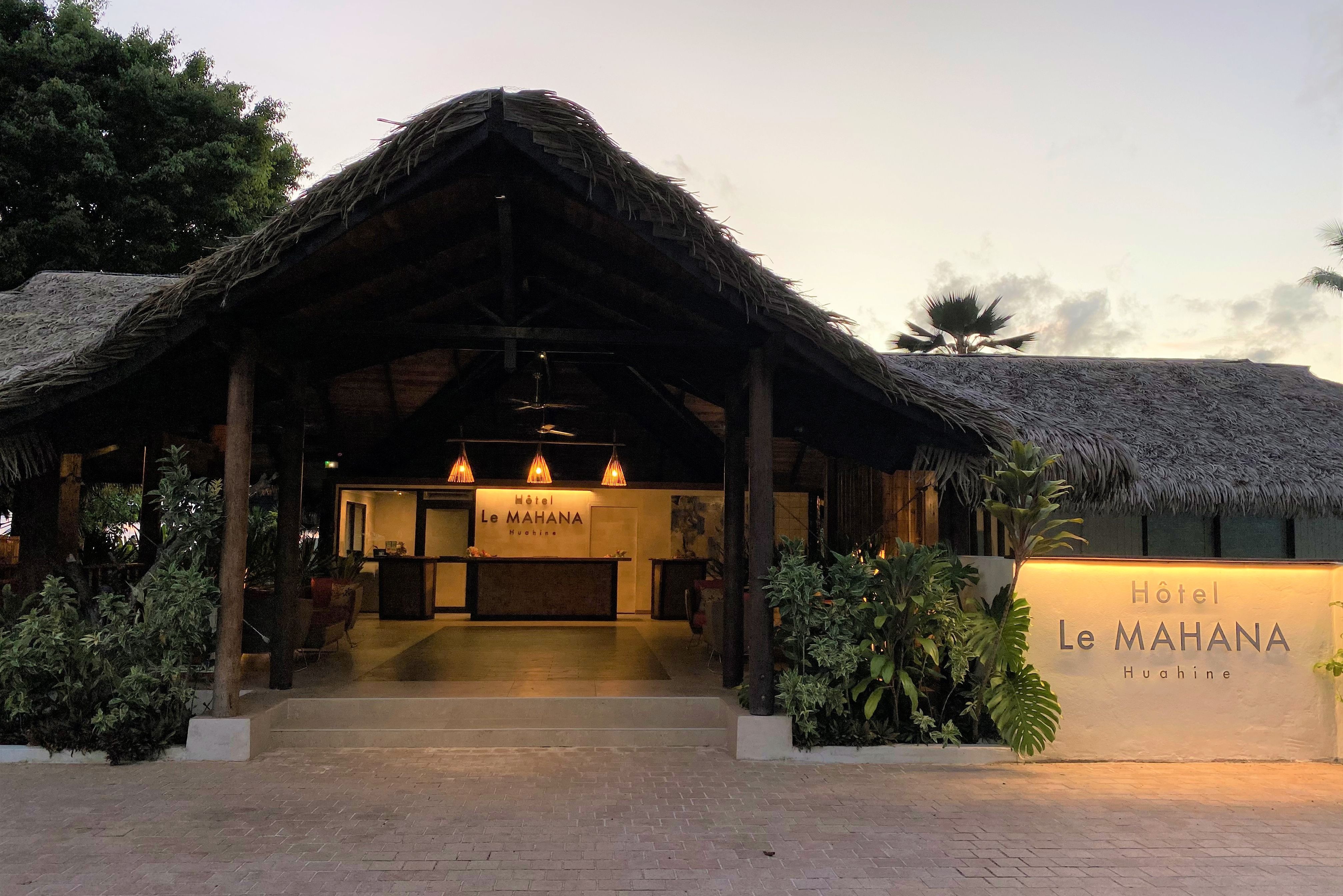 Ingang van Hotel Le Mahana op Huahine in Frans-Polynesie