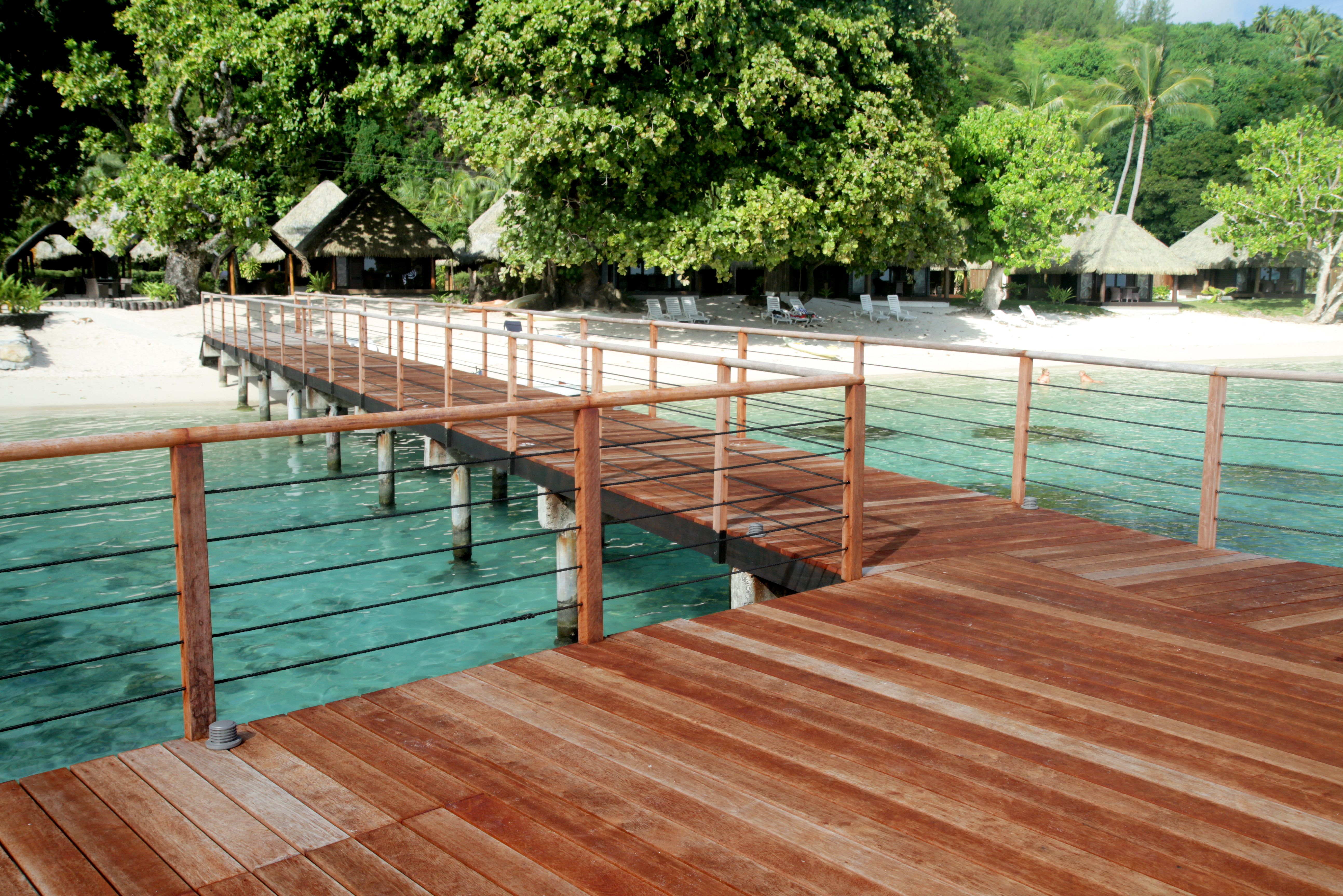 Ponton van Hotel Le Mahana op Huahine in Frans-Polynesie