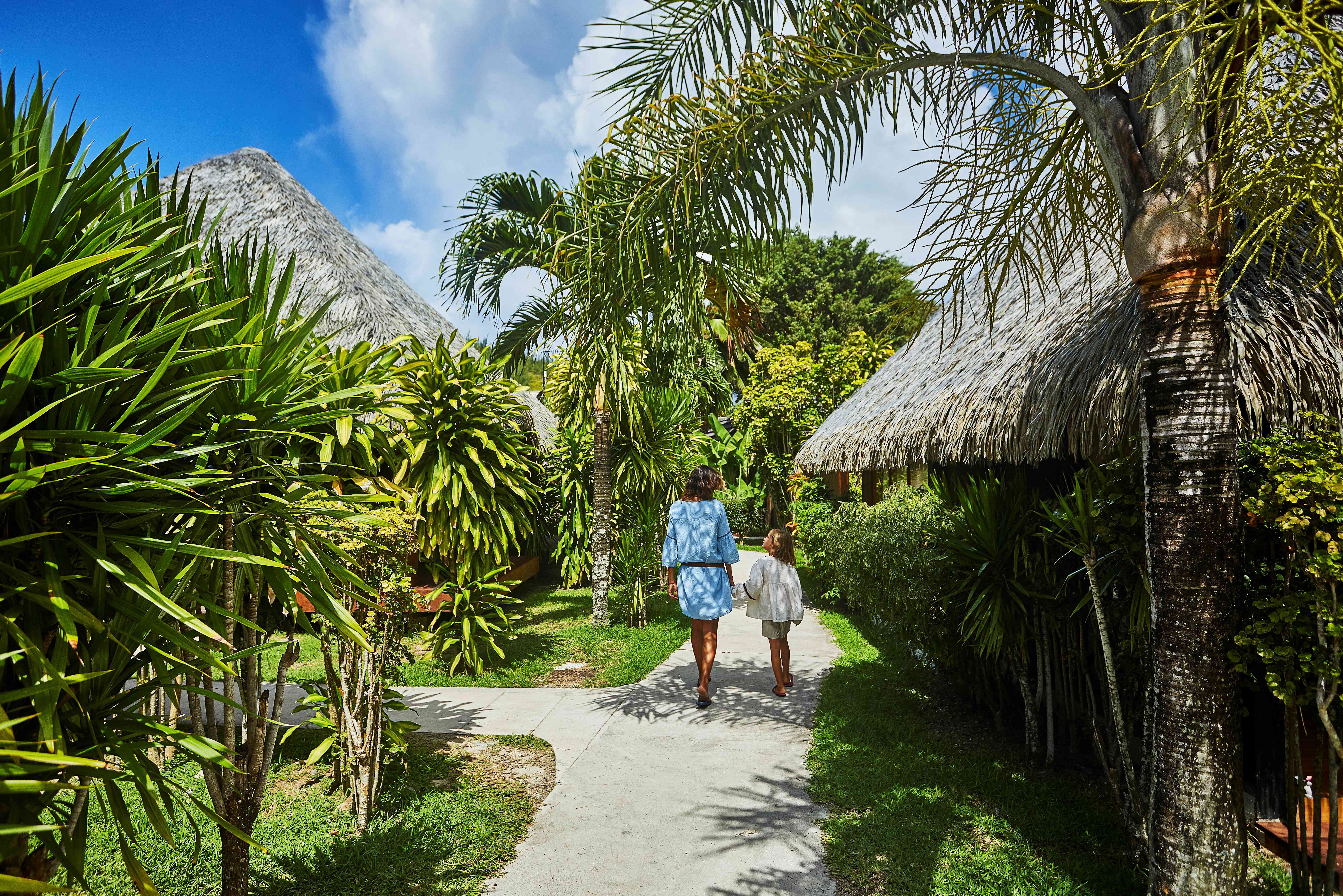Tropische tuin van Hotel Le Mahana op Huahine in Frans-Polynesie