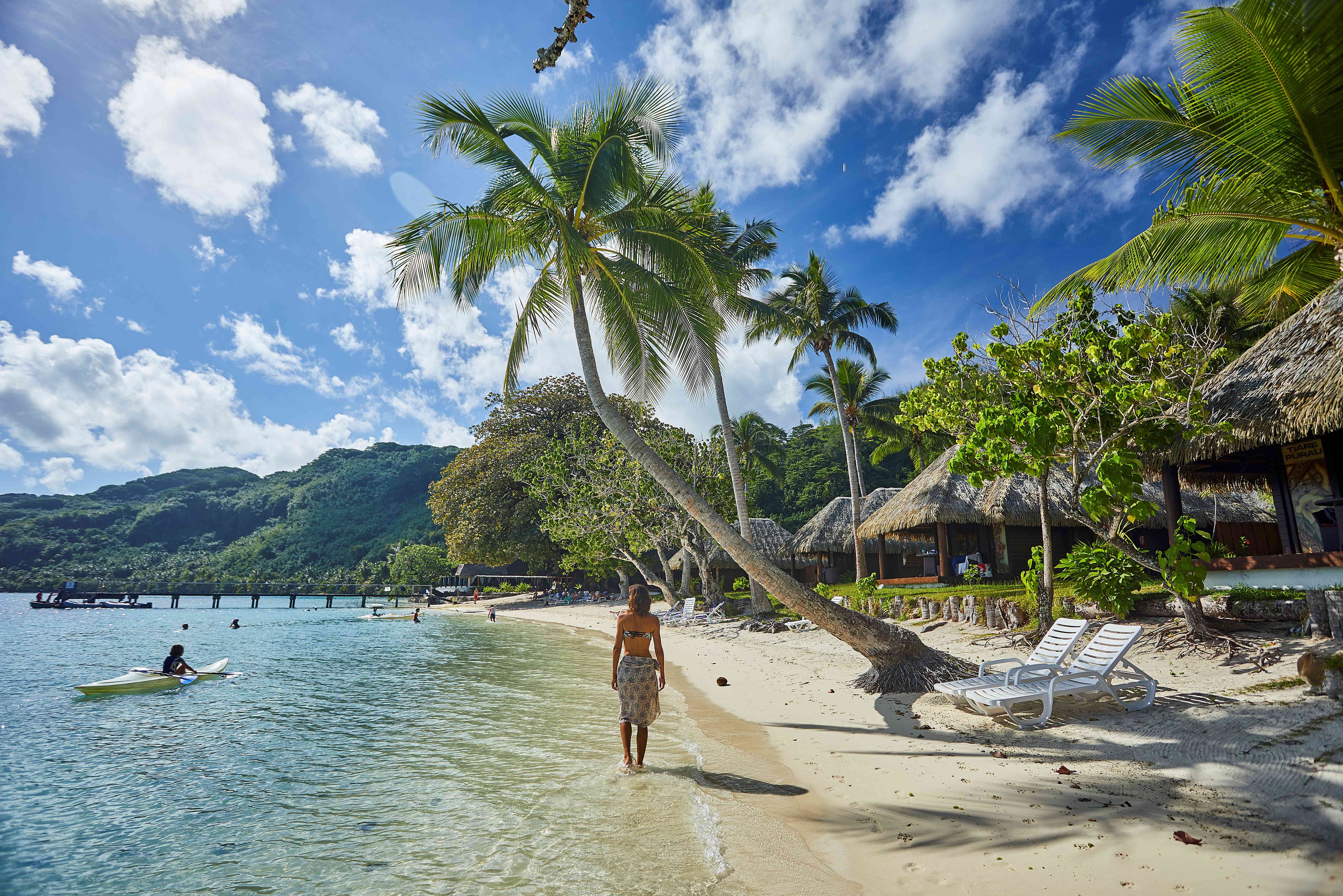 Strand bij Hotel Le Mahana op Huahine in Frans-Polynesie