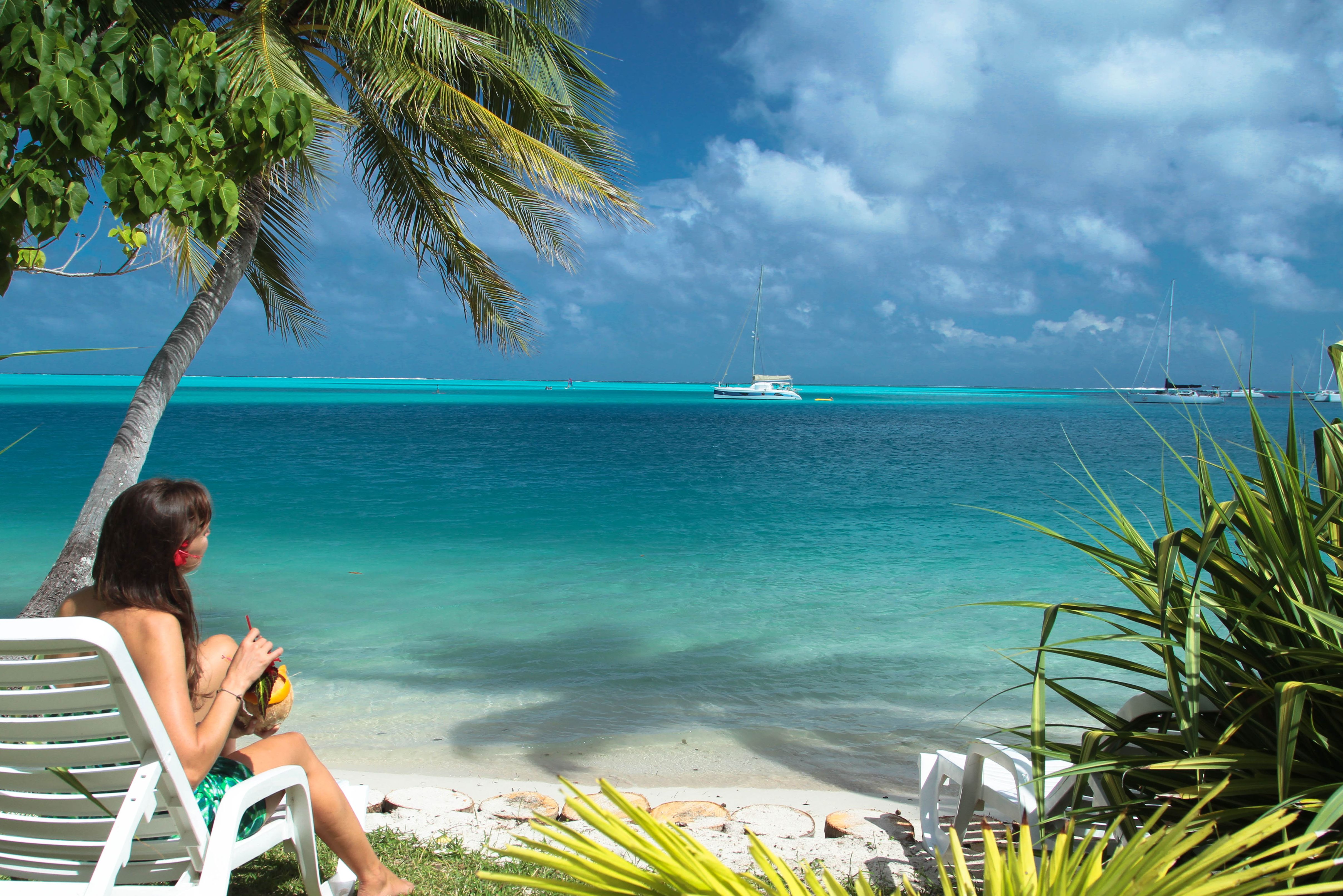 Relaxen aan het strand van Hotel Le Mahana op Huahine in Frans-Polynesie