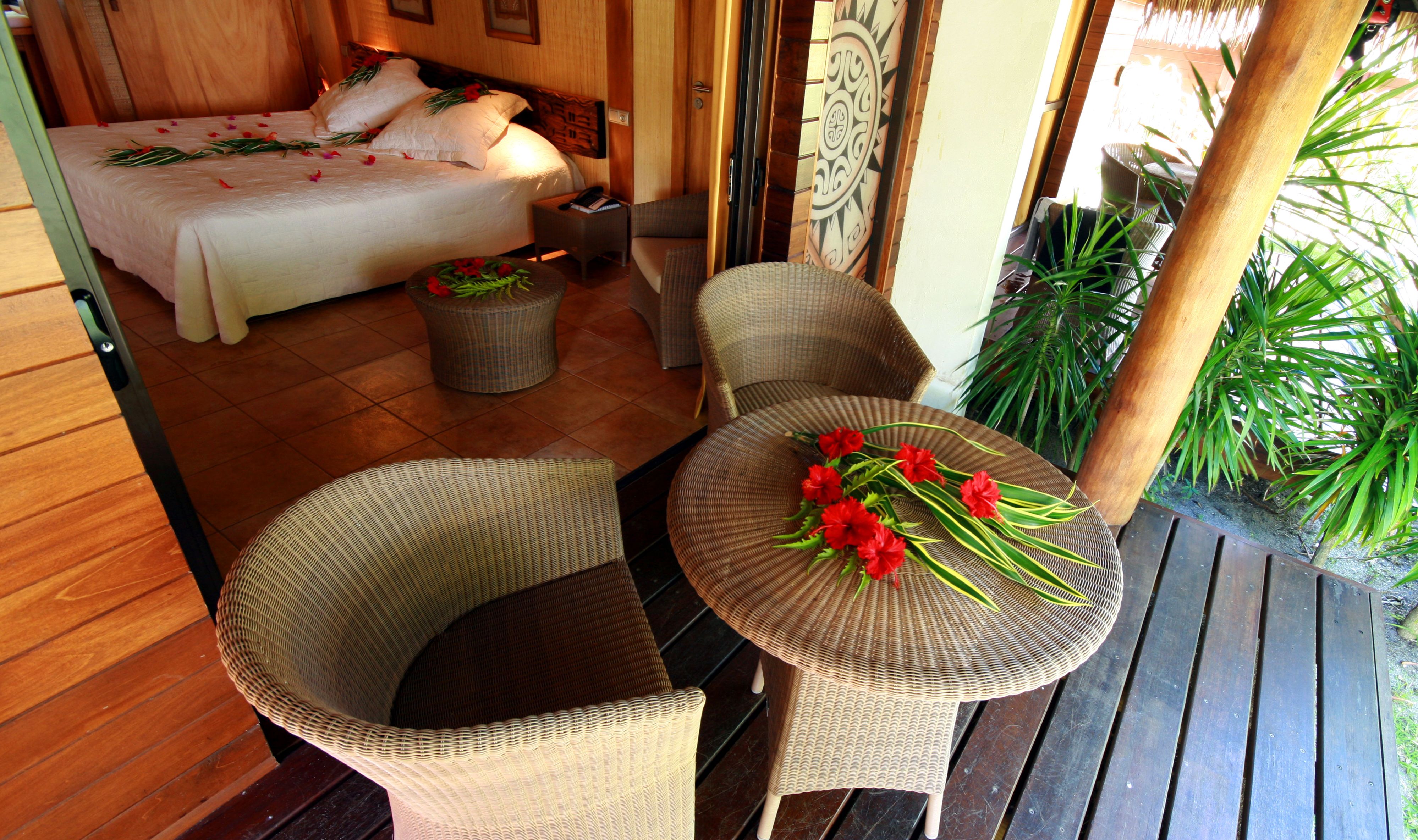Terras van de Garden Bungalow in Hotel Le Mahana op Huahine in Frans-Polynesie