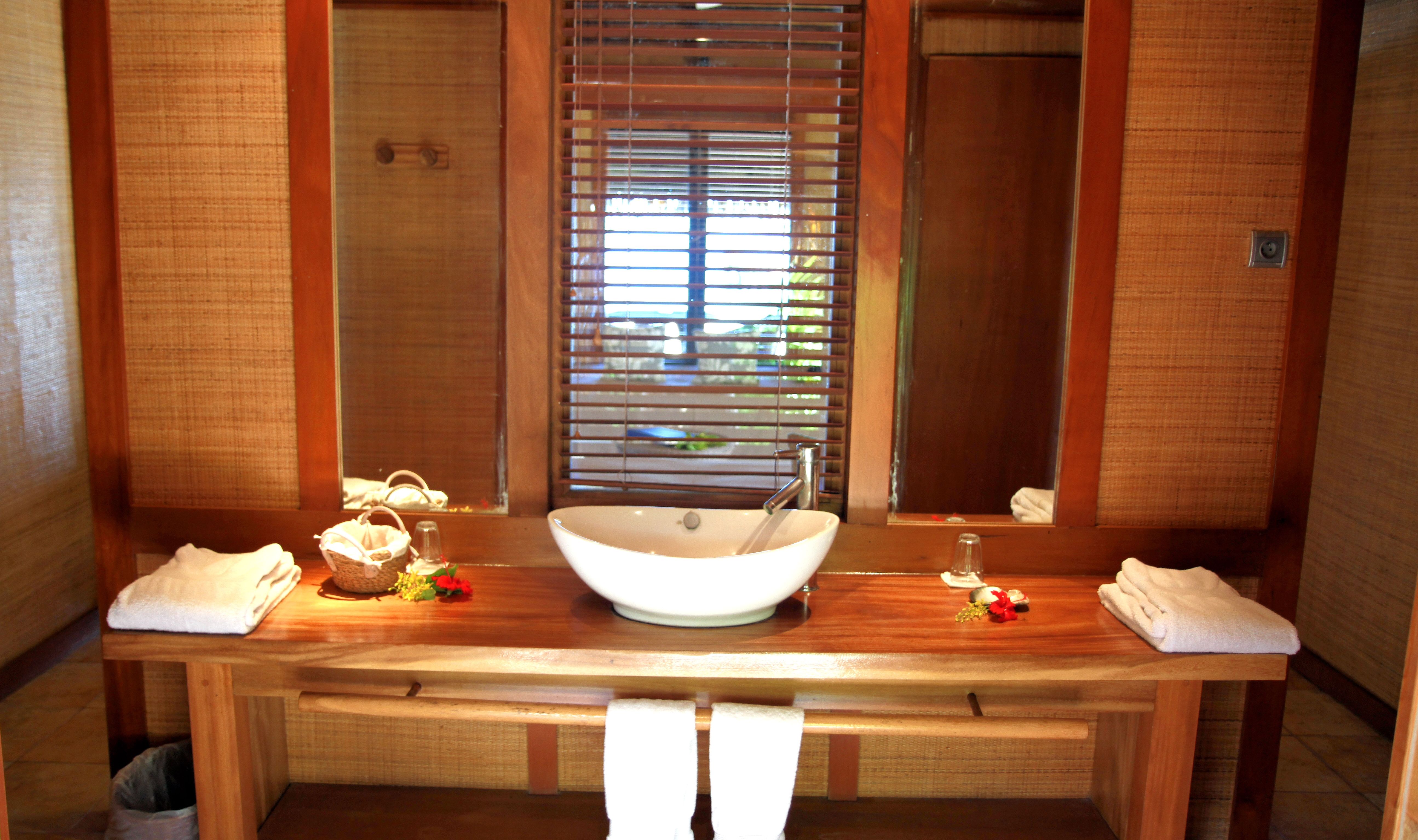 Deluxe Lagoon View Bungalow badkamer in Hotel Le Mahana op Huahine in Frans-Polynesie