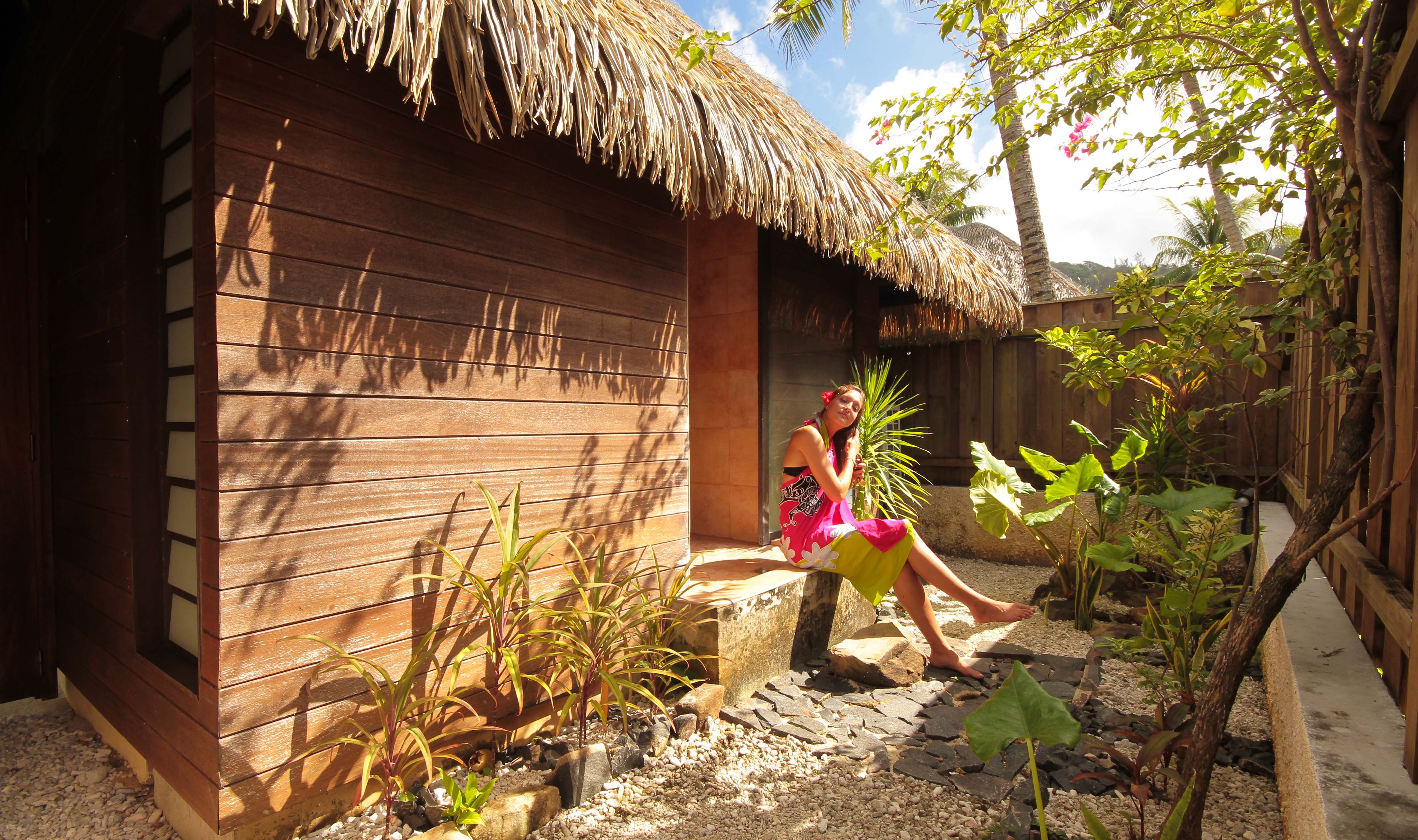 Deluxe Lagoon View Bungalow prive tuintje in Hotel Le Mahana op Huahine in Frans-Polynesie
