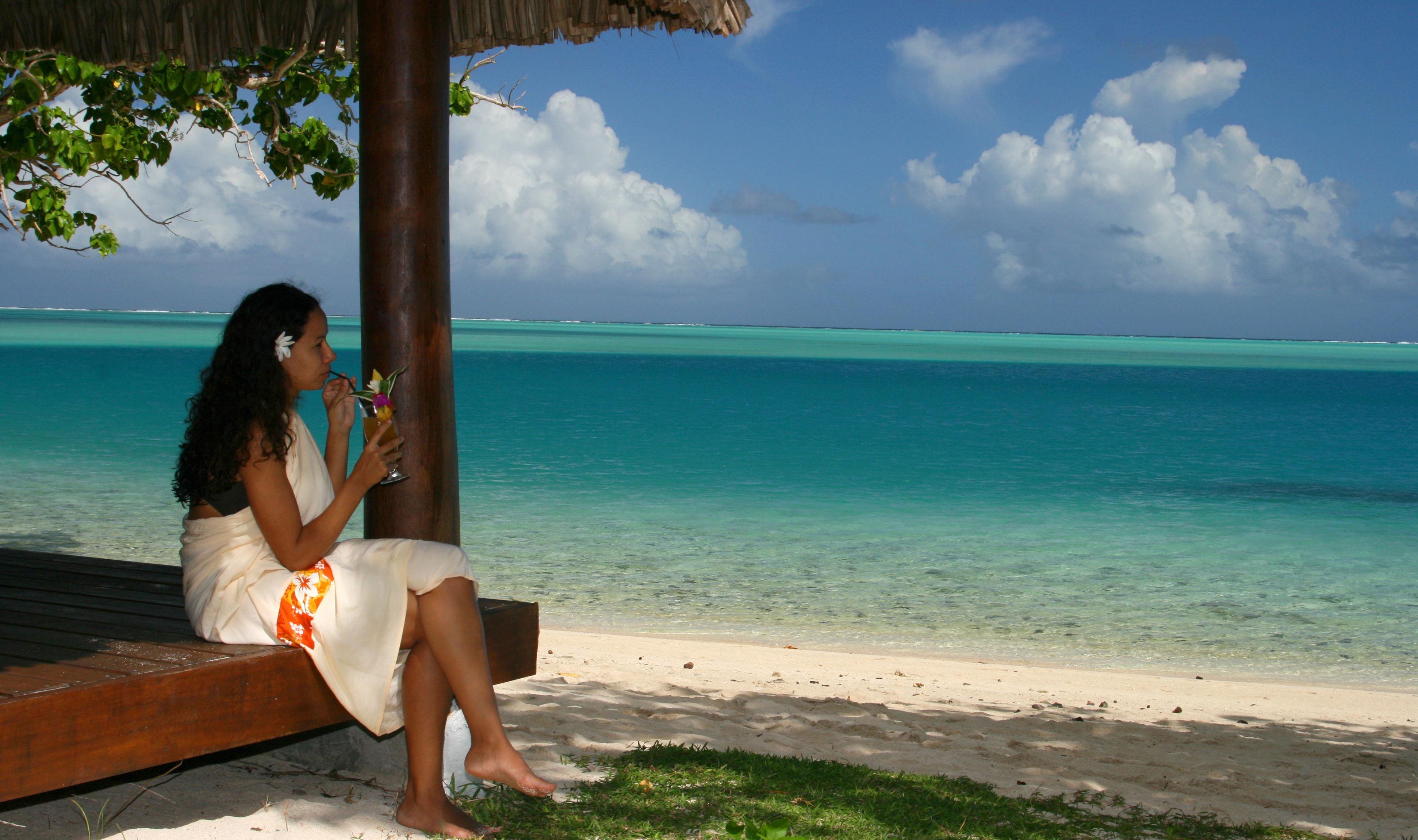 Terras van Deluxe Beach Front Bungalow in Hotel Le Mahana op Huahine in Frans-Polynesie