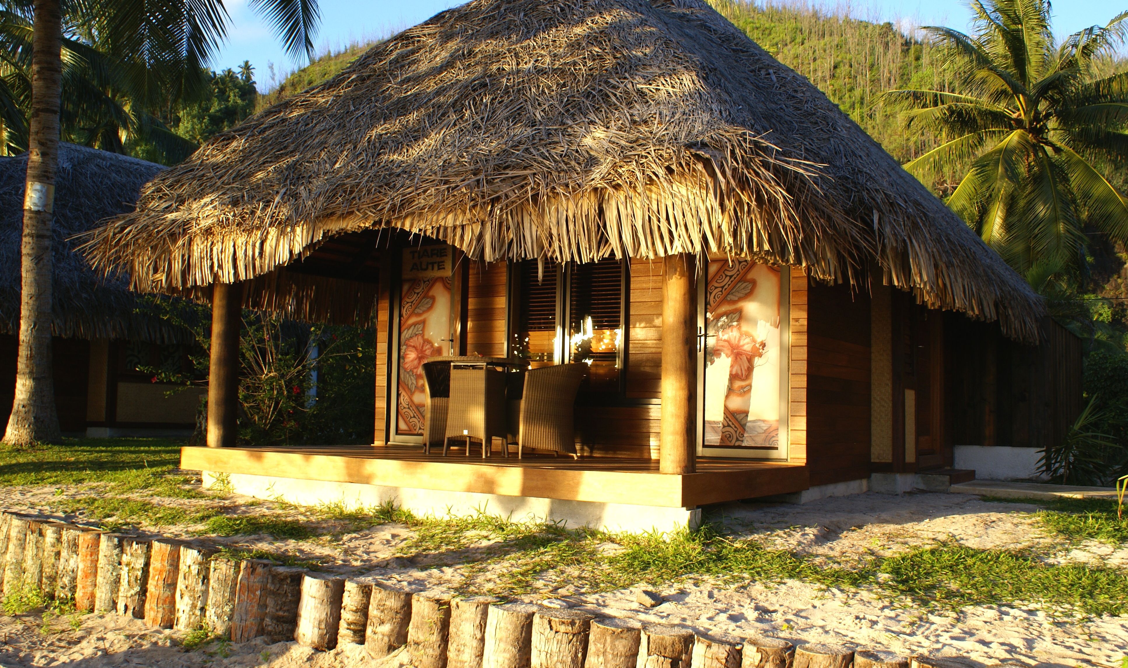 Buitenkant Deluxe Beach Front Bungalow in Hotel Le Mahana op Huahine in Frans-Polynesie