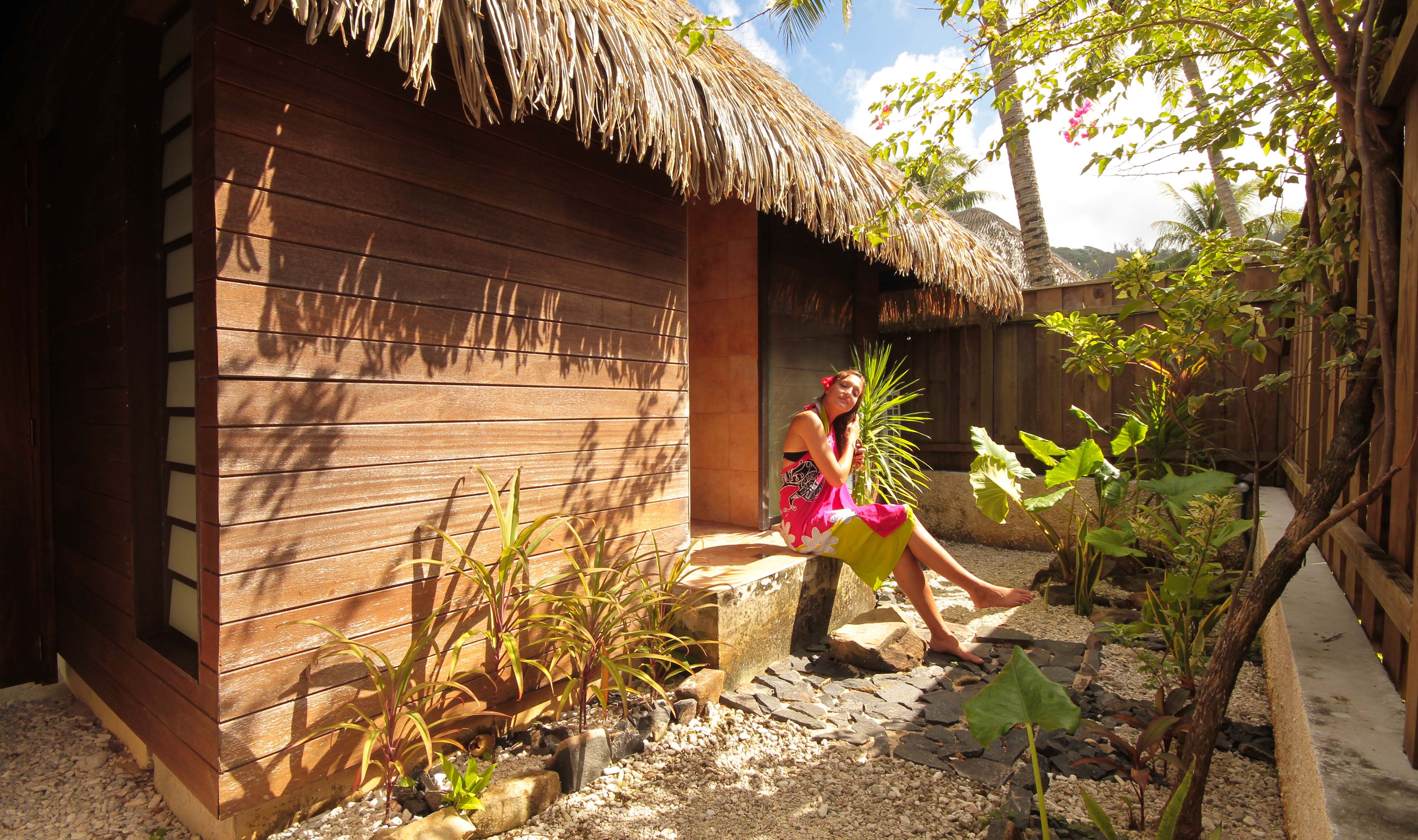 Prive tuintje Deluxe Beach Front Bungalow in Hotel Le Mahana op Huahine in Frans-Polynesie