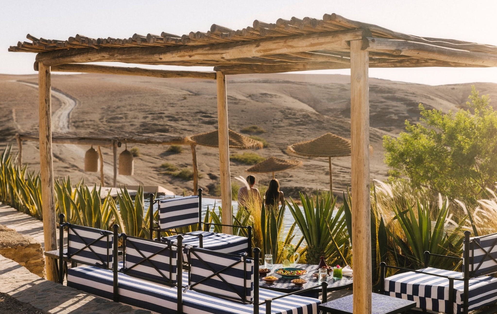 Marokko-Agafay-Woestijn-Caravan-Agafay-Habitas-Sfeer-Pool-Cabana-Zwembad