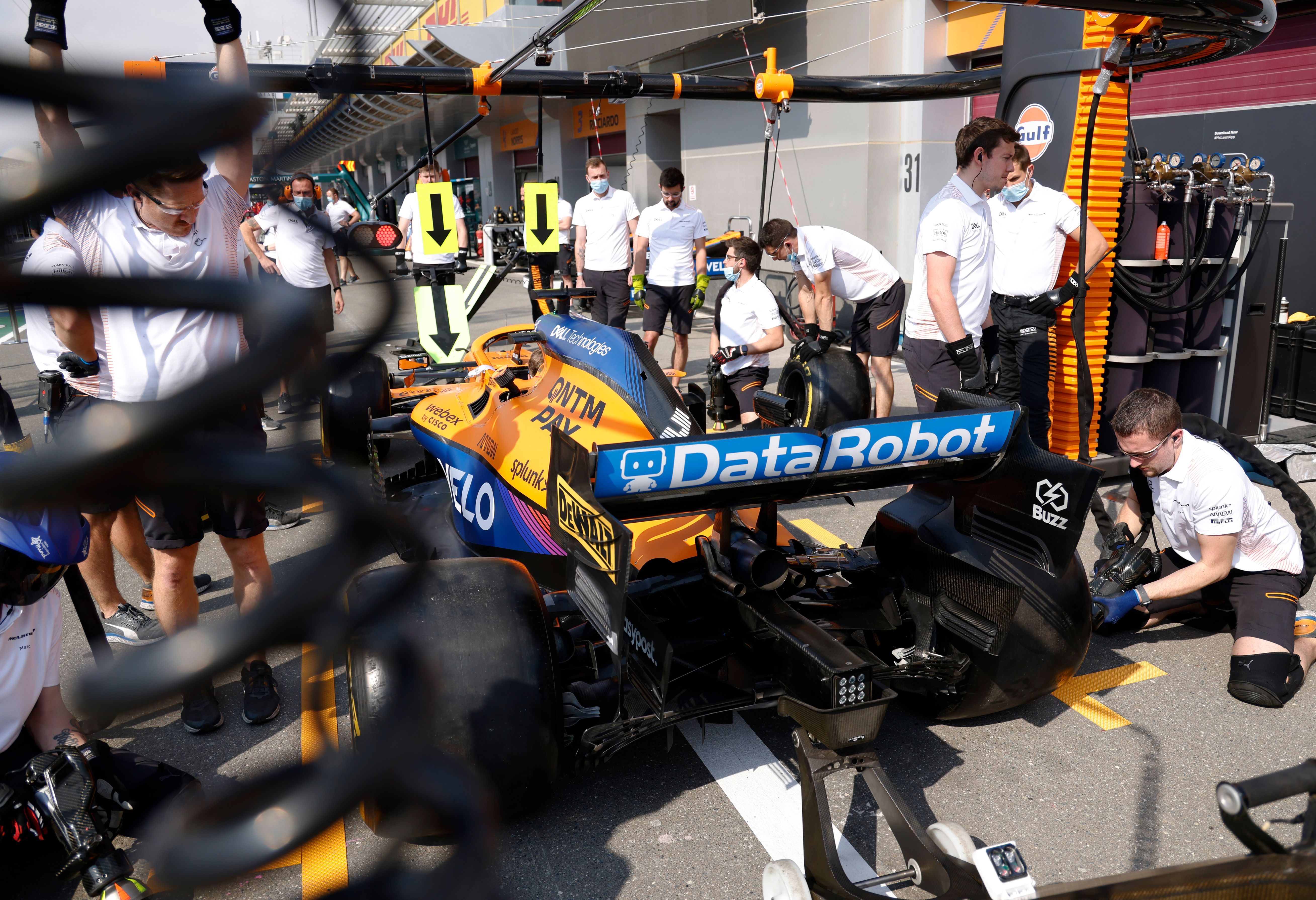 In de pitstraat tijdens de Formule 1 in Doha in Qatar