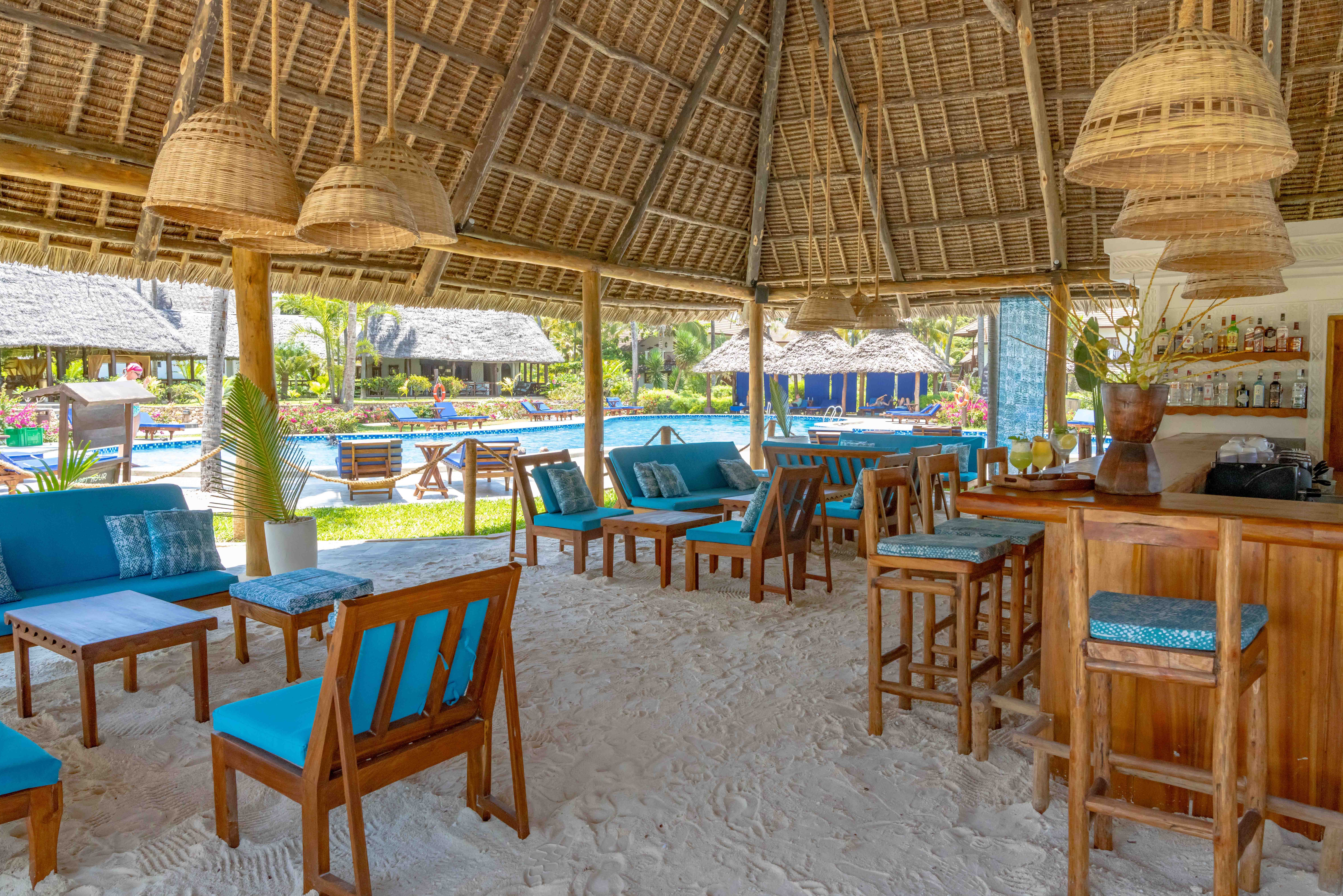 Pool bar in Breezes Beach Club op Zanzibar