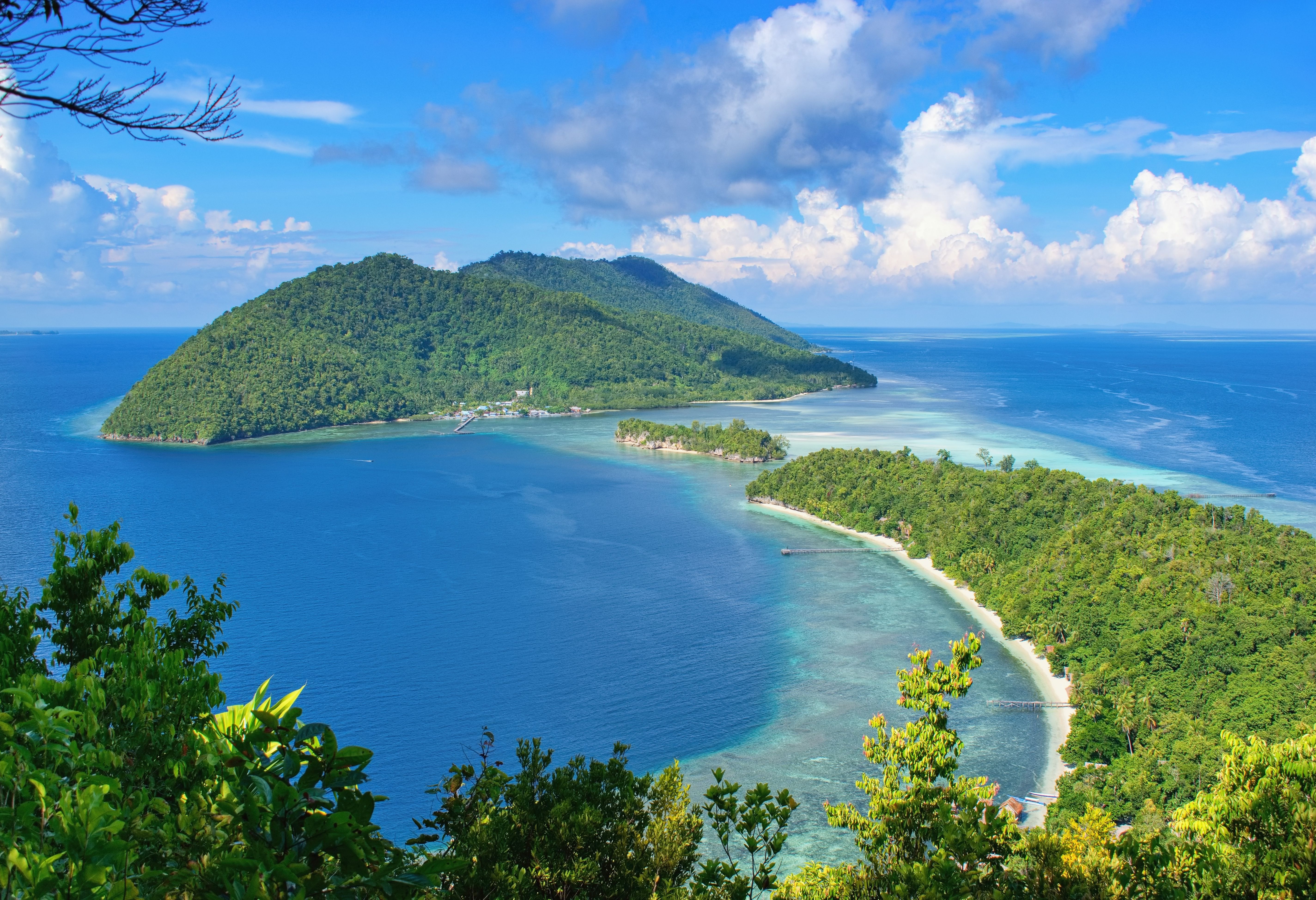 Uitzicht op Mansuar Island vanaf Cape Kri in Raja Ampat in Indonesie