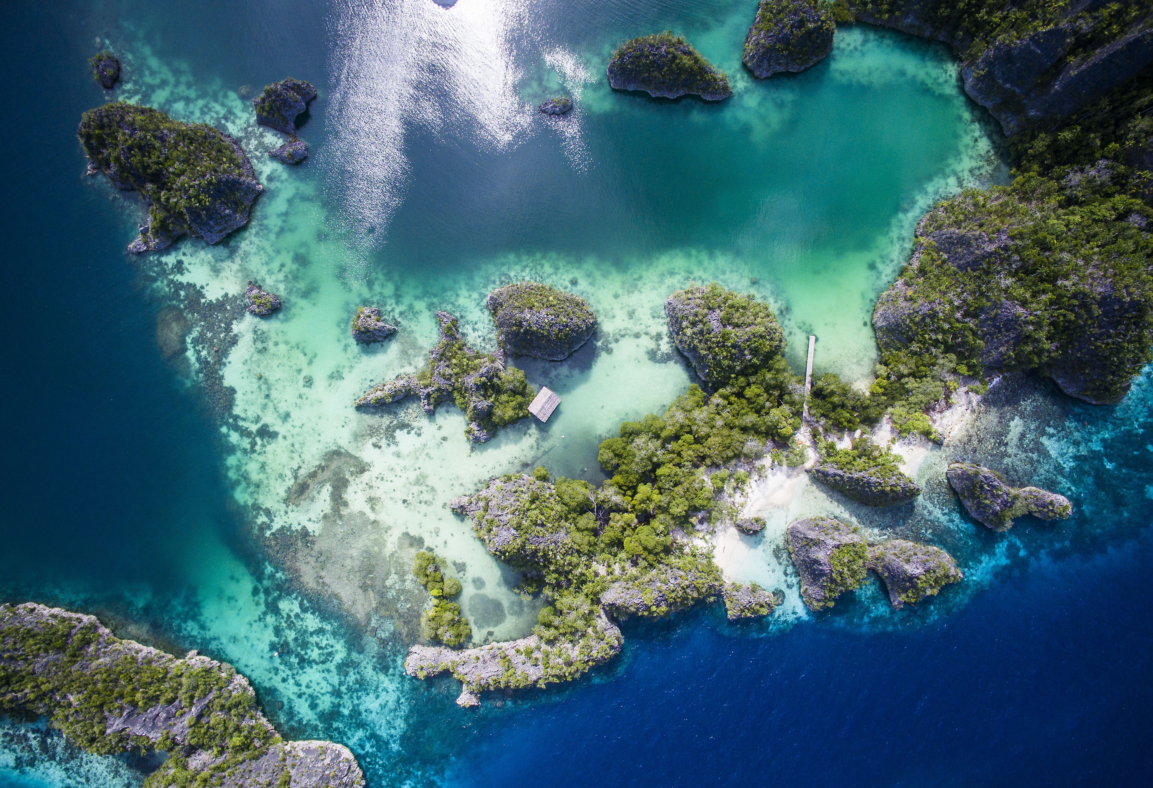 Eilandjes van boven gezien in Raja Ampat in Indonesie