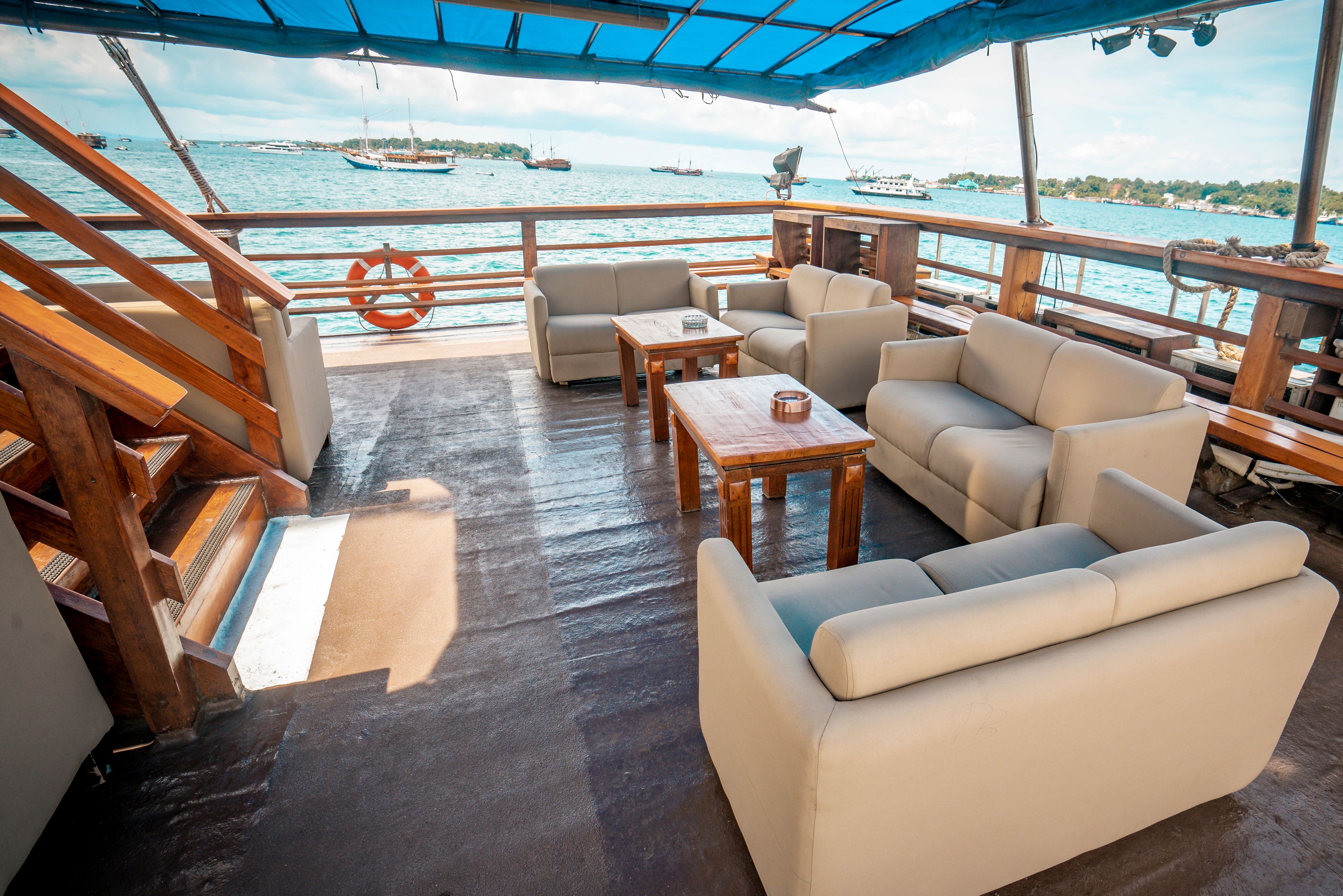 Loungegedeelte op de Sea Safari 8 in Raja Ampat in Indonesie
