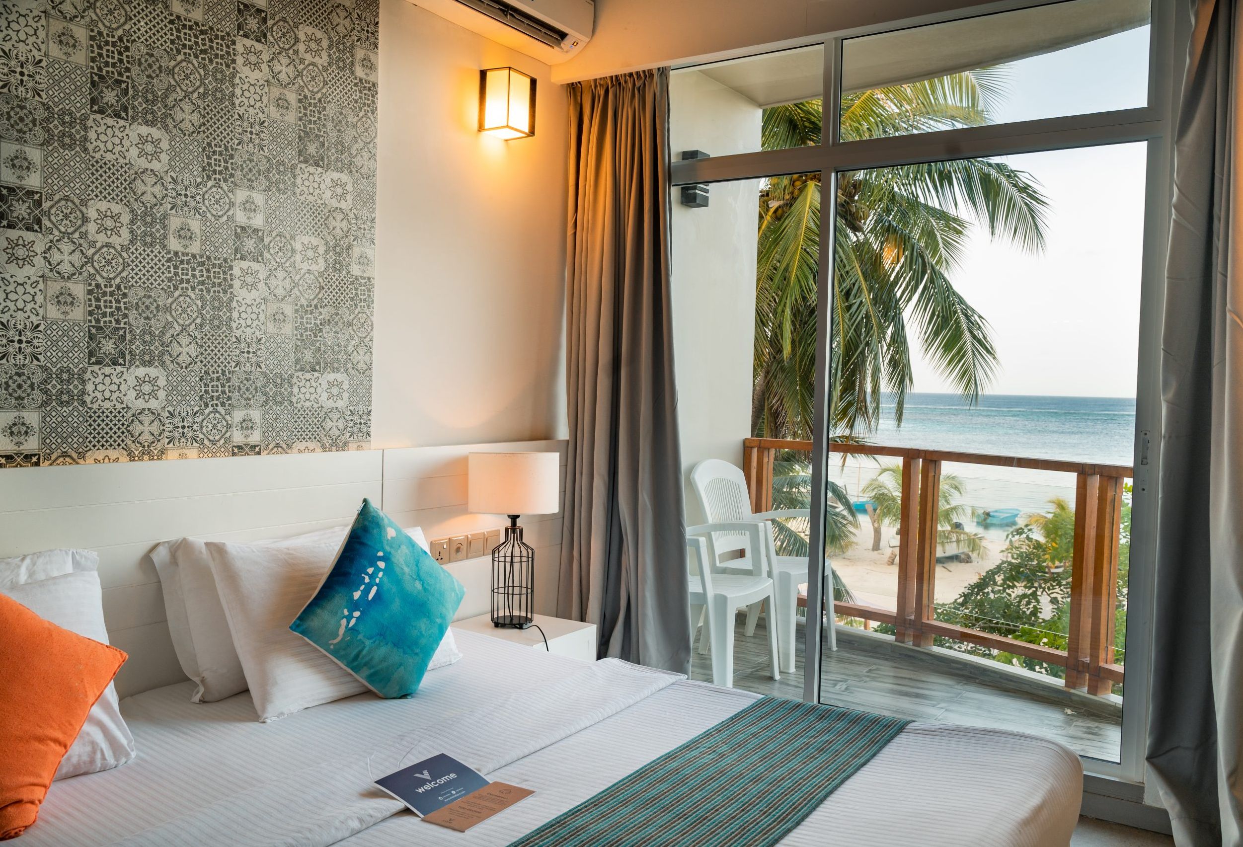 Malediven Maafushi Velana Beach Hotel Superior Balcony Sea View