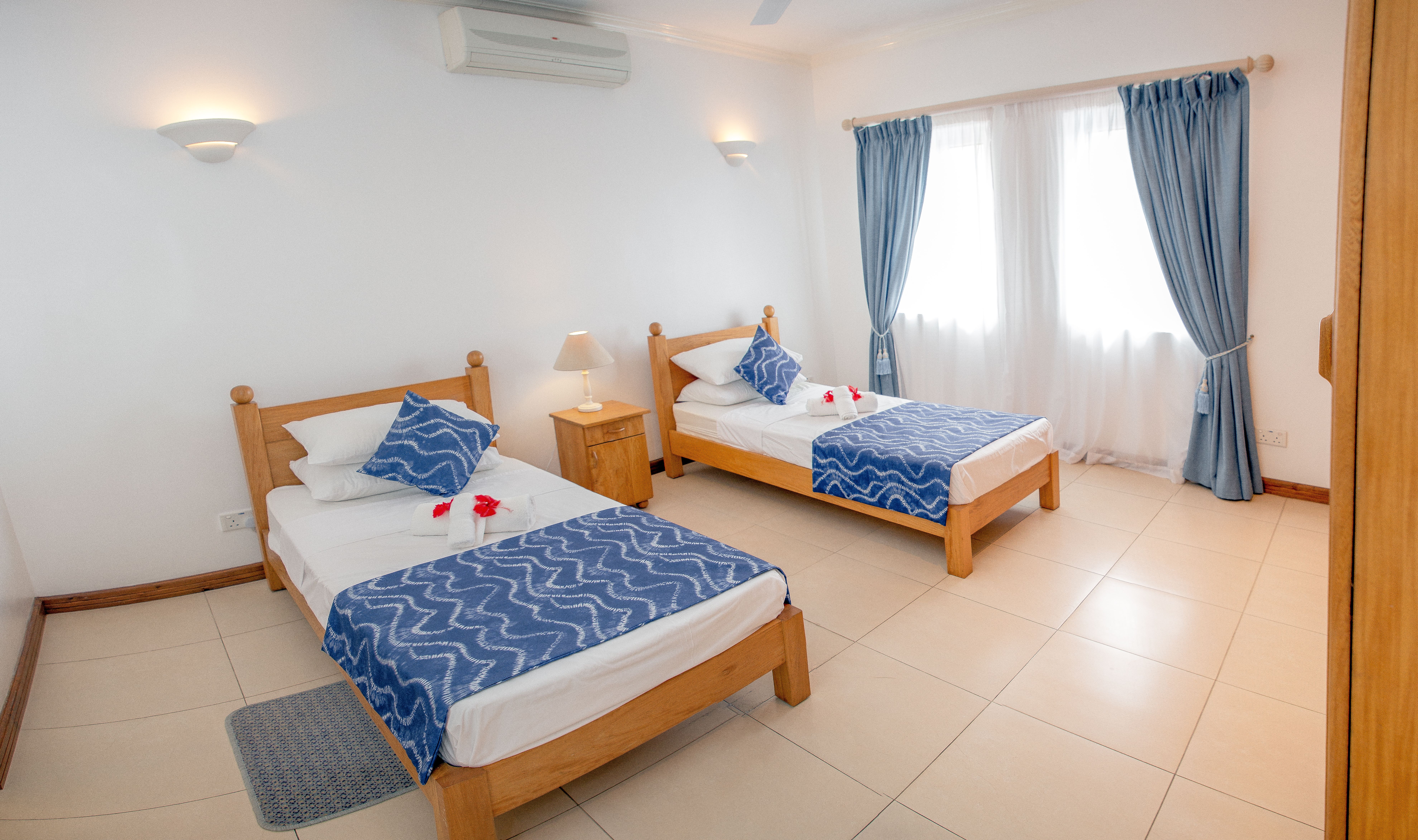 Slaapkamer met twee losse bedden