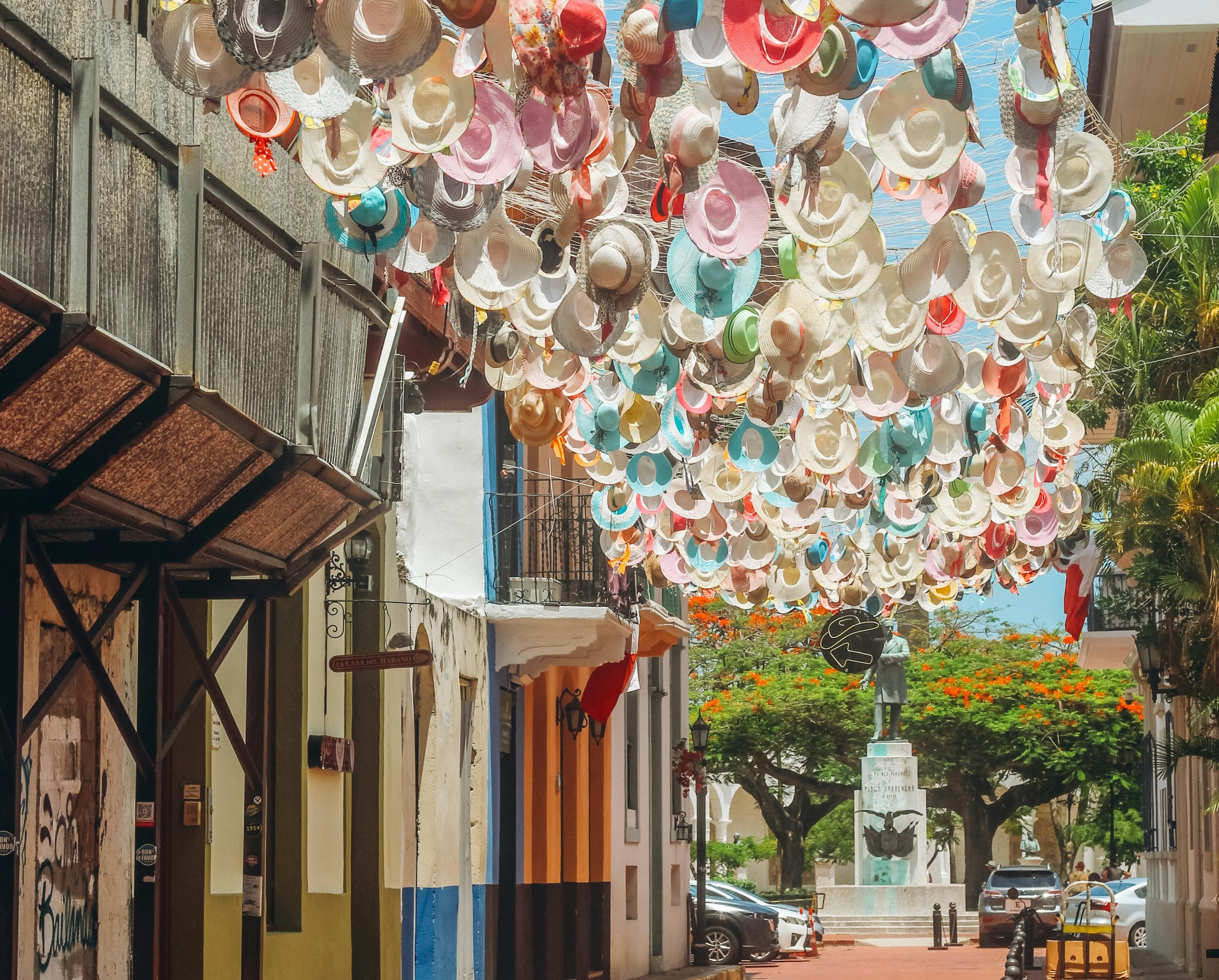 Panama-City-Casco-Viejo-straatbeeld-met-hoedjes