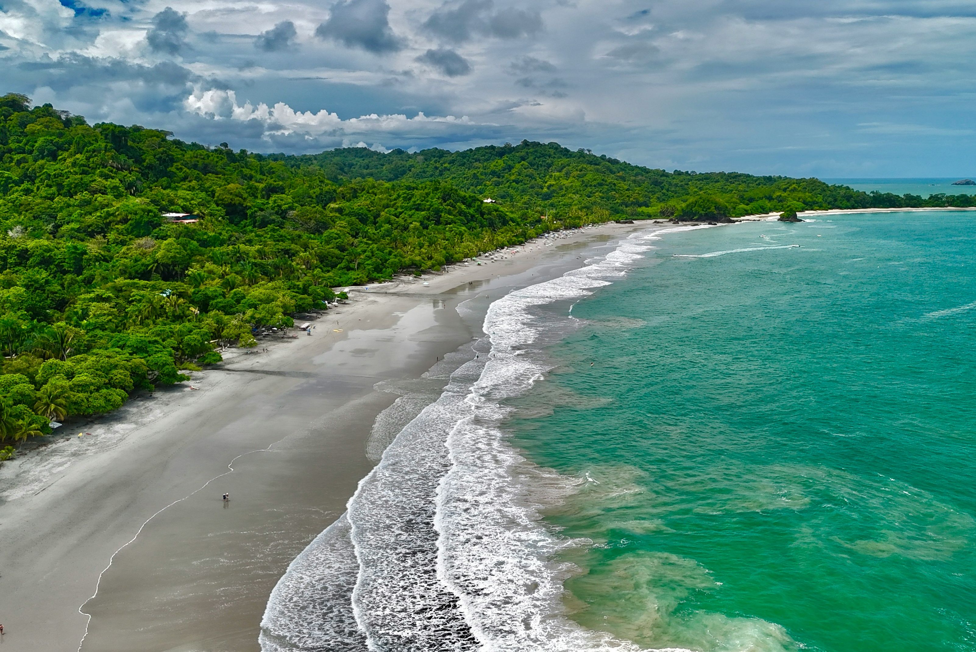 Strand bij Marino Ballena National Park in Costa Rica