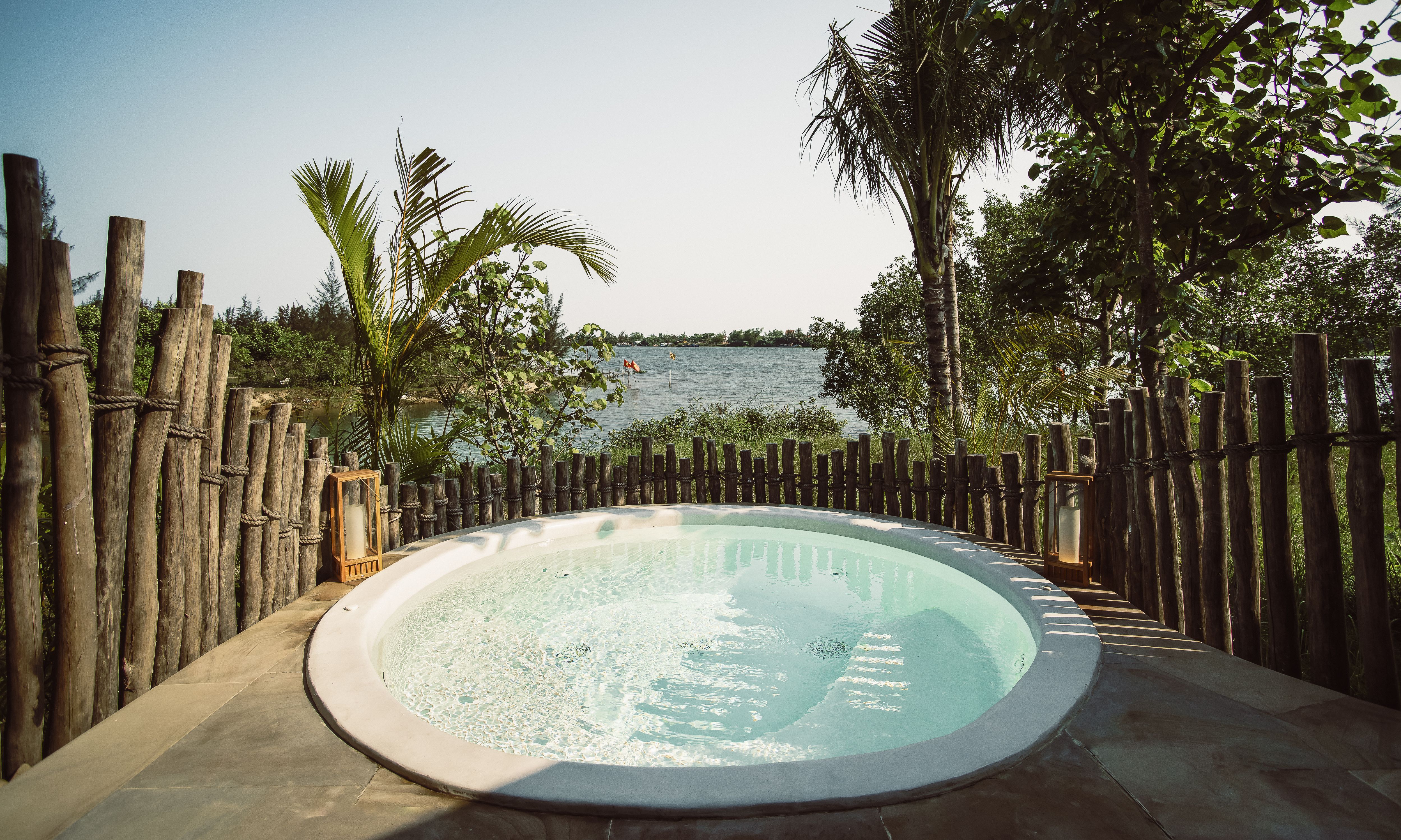 Vietnam-Hoi-An-Namia-River-Retreat-Honeymoon-Villa-Jacuzzi-uitzicht