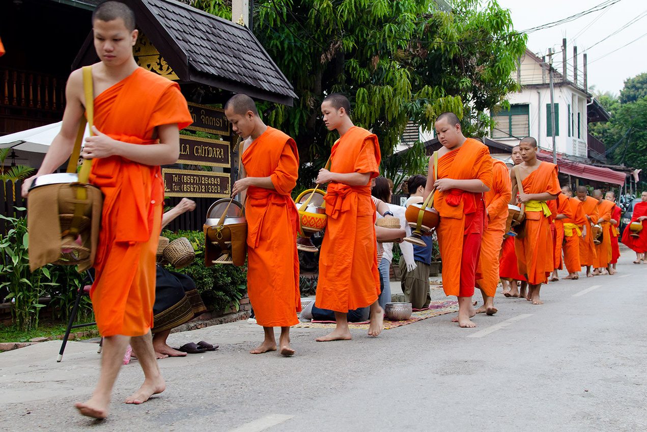 Aalmoezenronde voor de deur van het Villa Chitdara in Luang Prabang in Laos