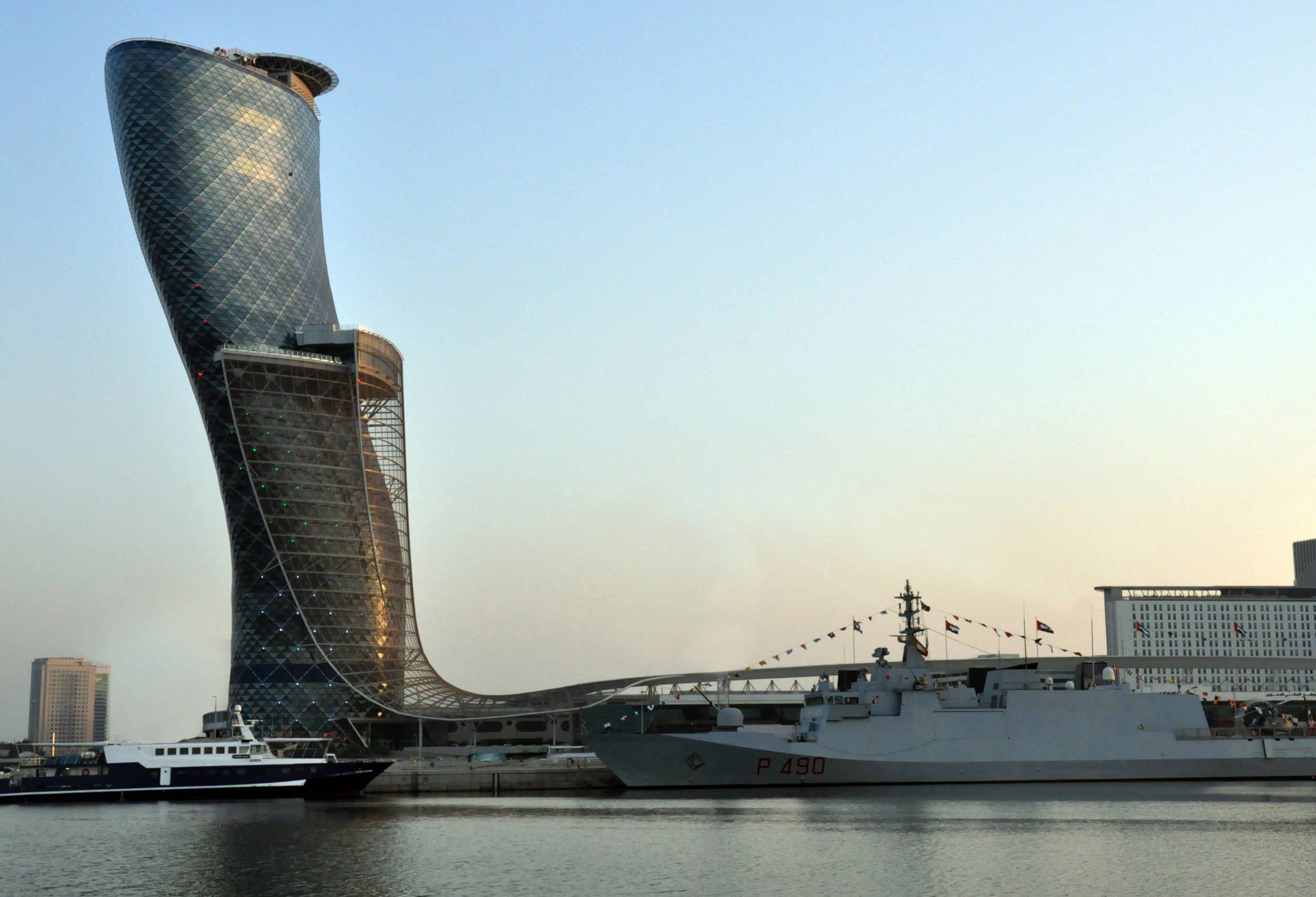 Ворота столицы. Capital Gate в Абу-Даби. Andaz Capital Gate, Абу-Даби. Небоскрёб Capital Gate (г. Абу-Даби). Падающая башня Абу Даби.