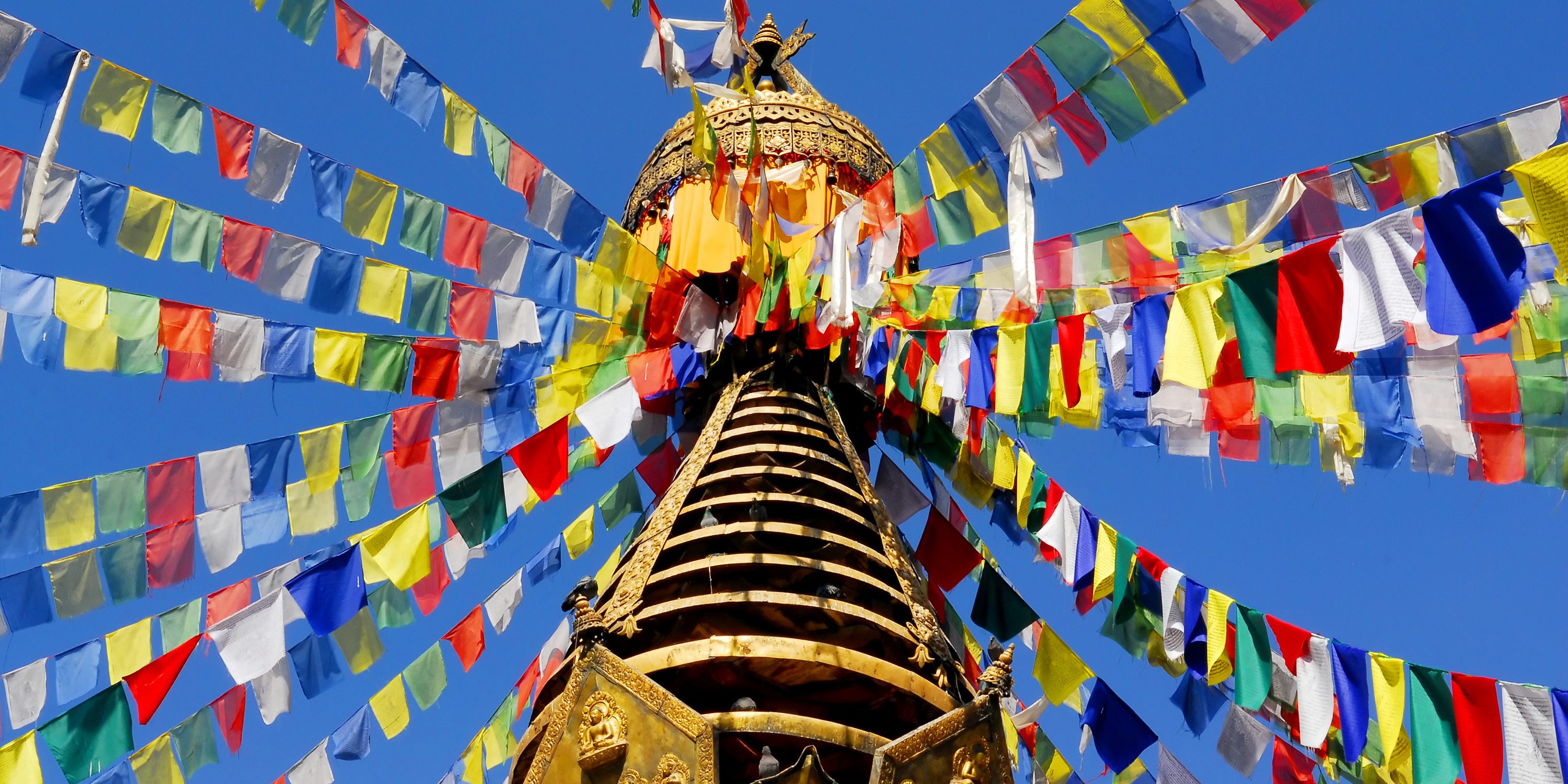 nepal tempel met gebedsvlaggen