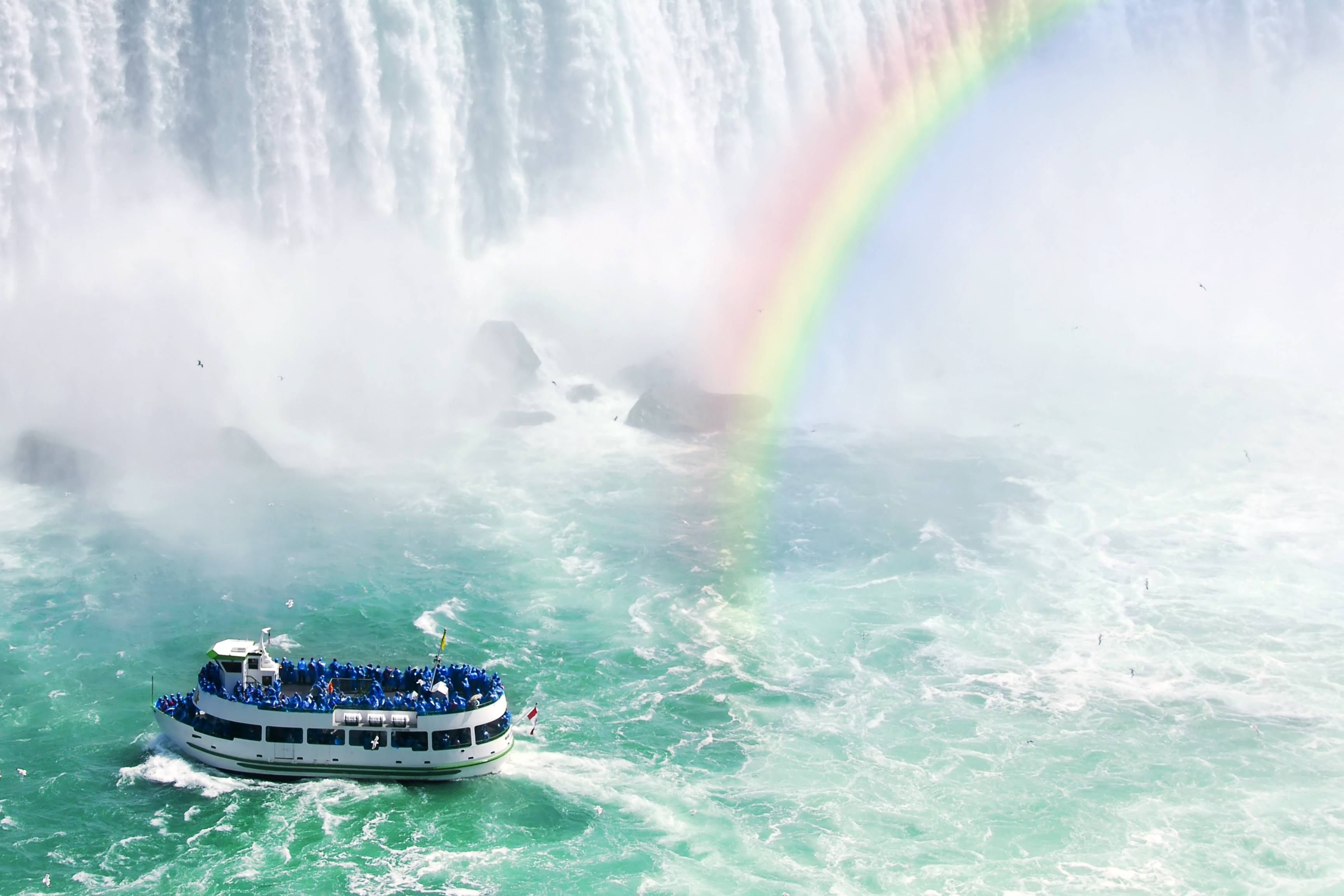 Boot bij de Niagara Falls in Amerika