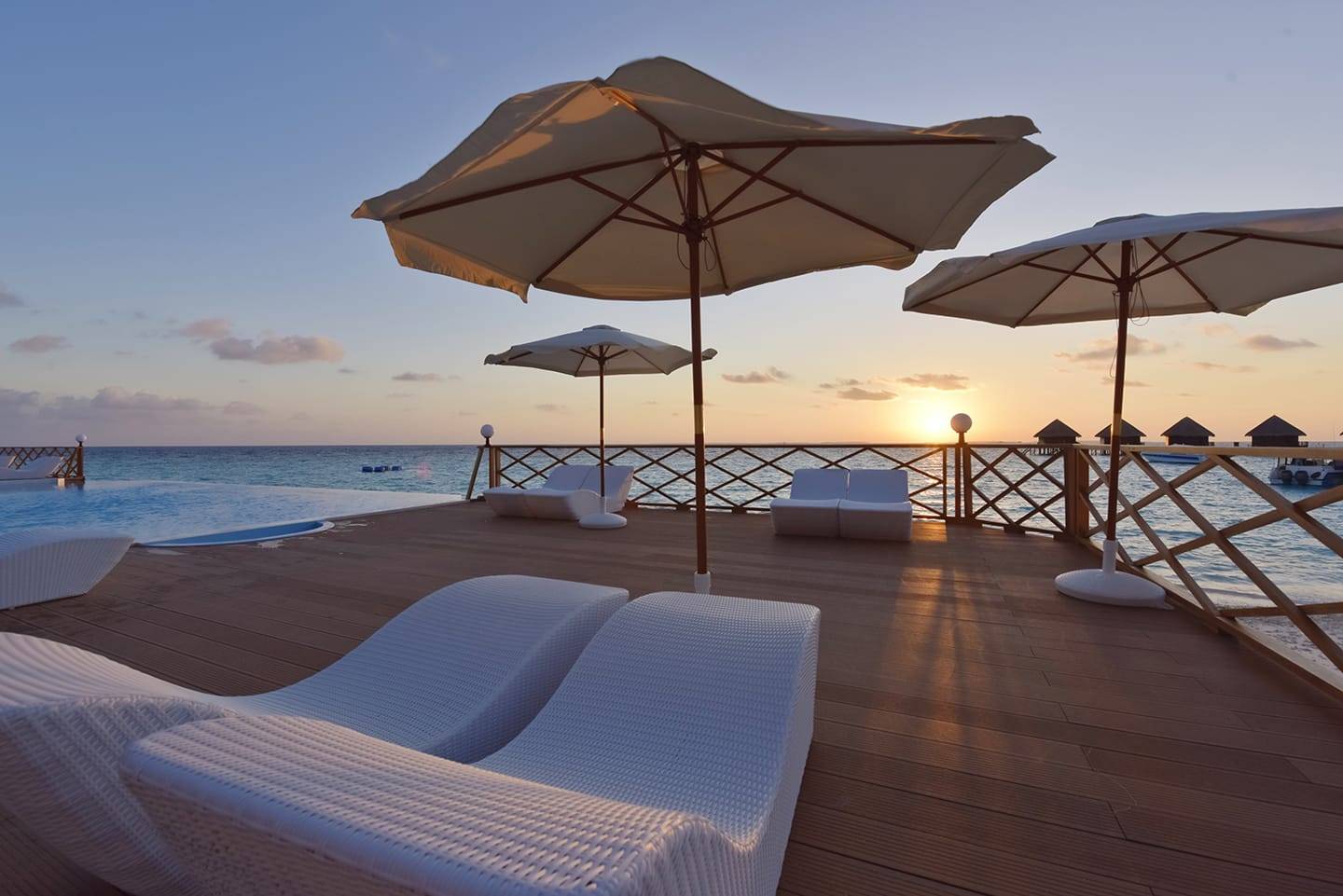 Thulhagiri Island pool deck Malediven